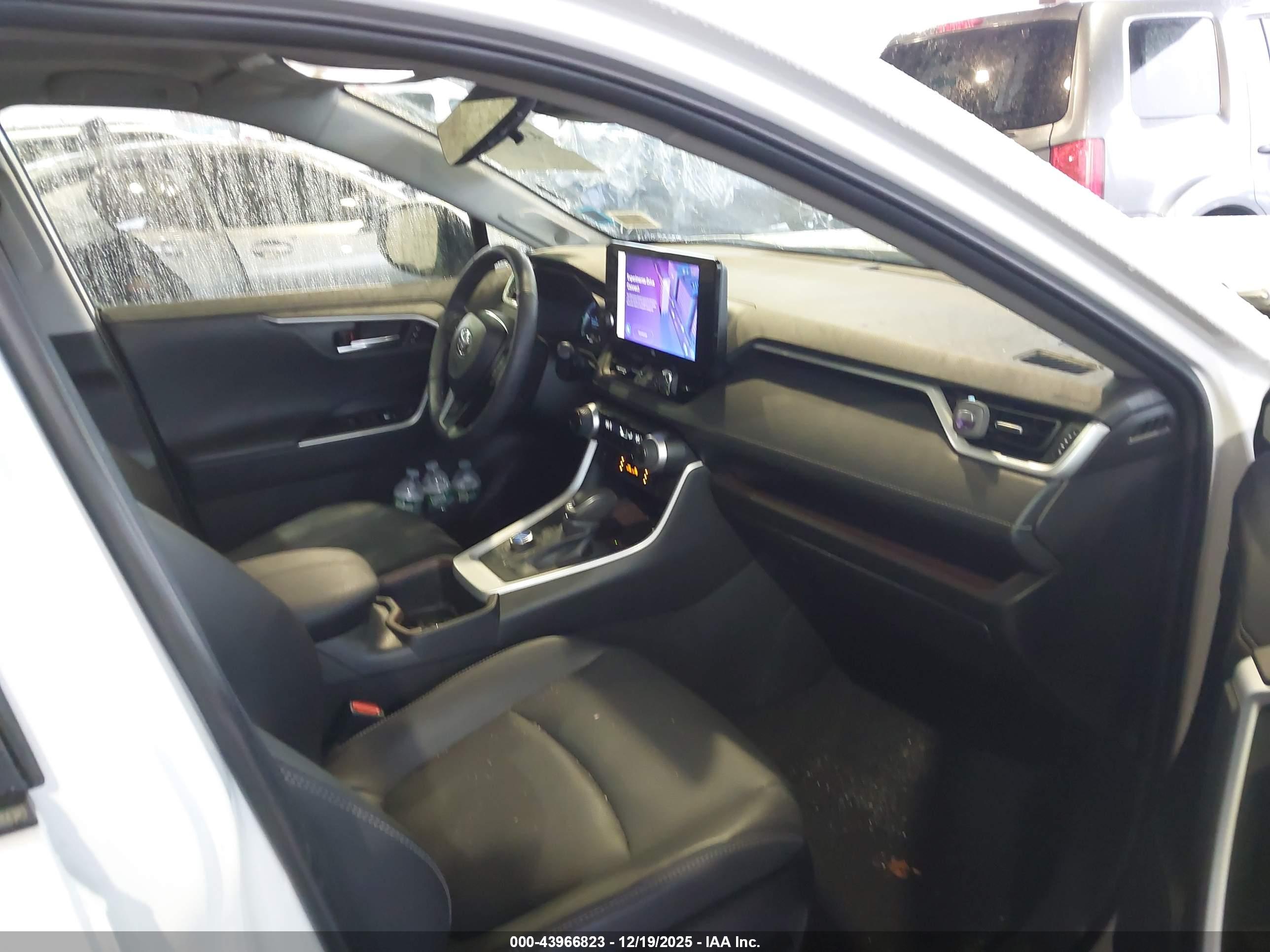 TOYOTA RAV4 image 5