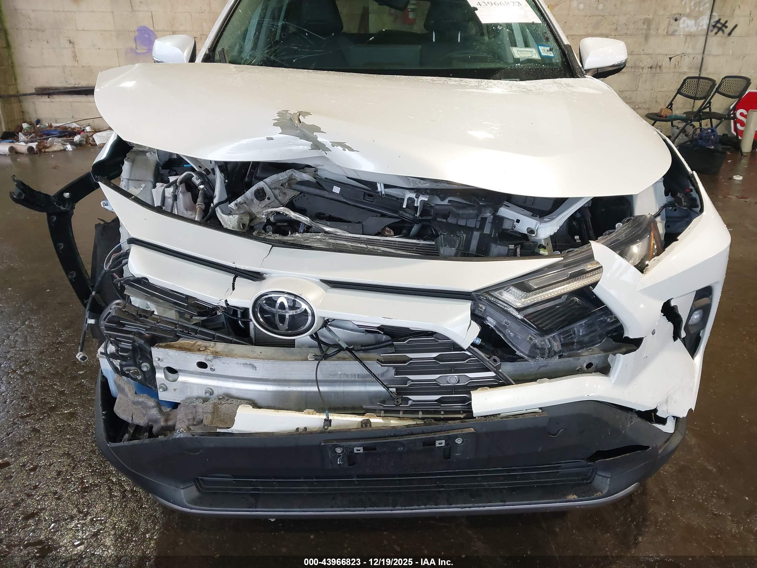 TOYOTA RAV4 image 6