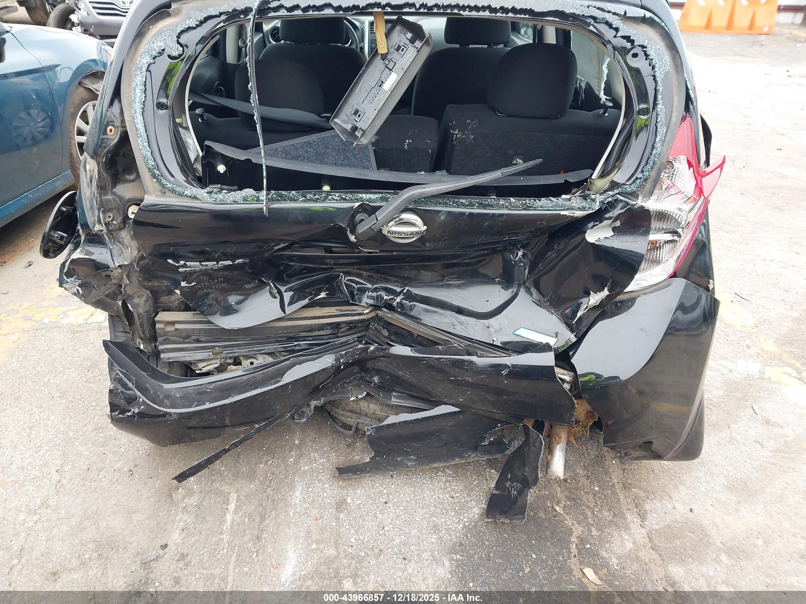 NISSAN VERSA image 6