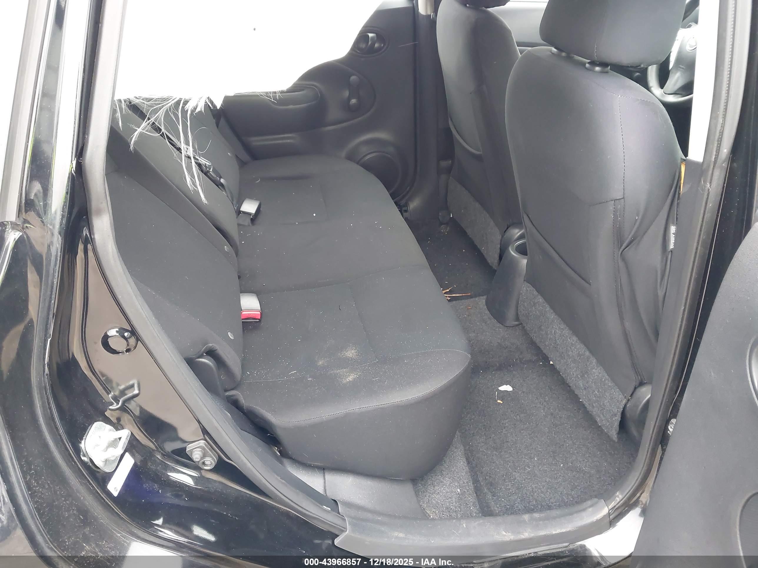 NISSAN VERSA image 8