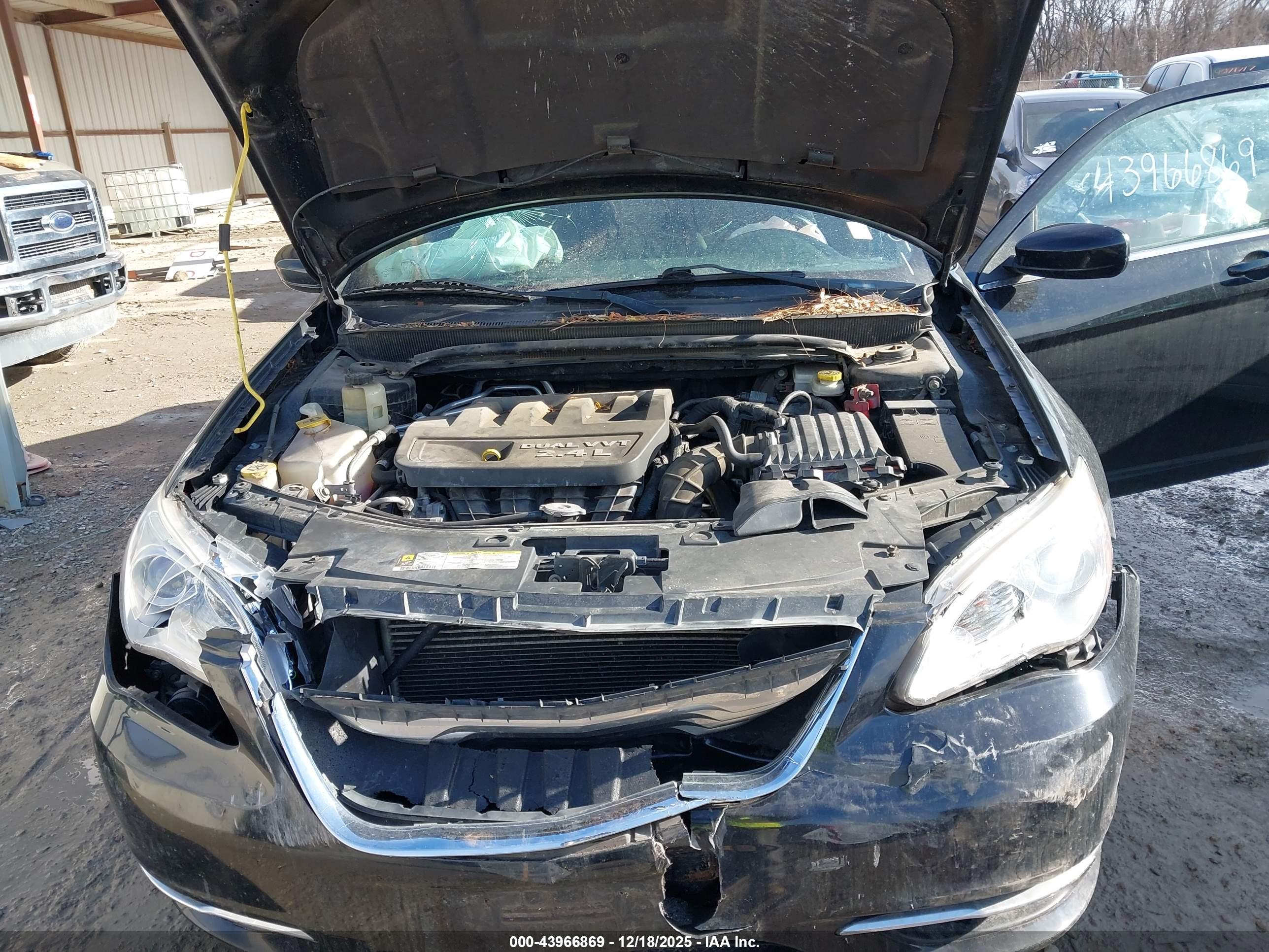 CHRYSLER 200 image 10