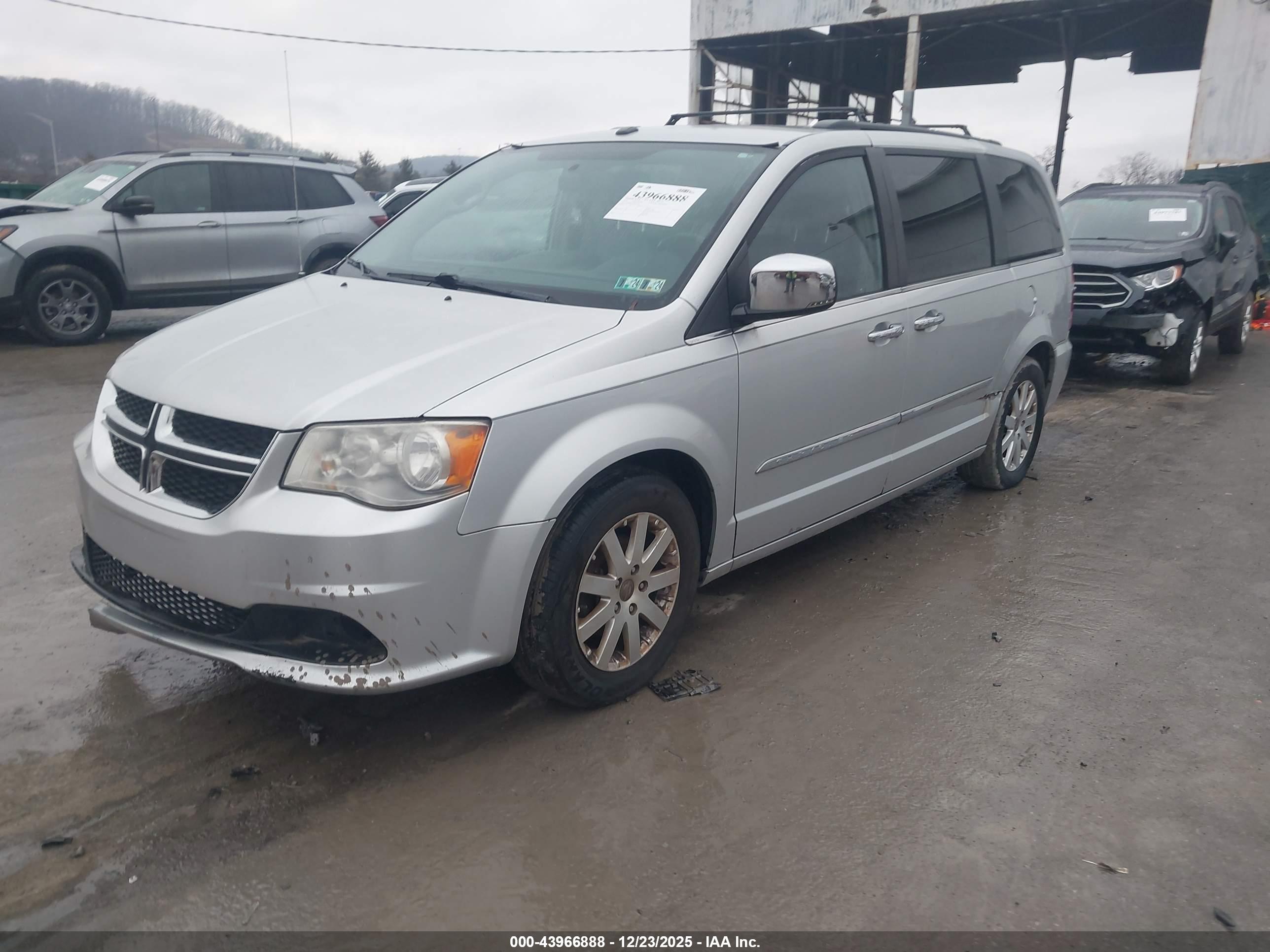 CHRYSLER TOWN image 2