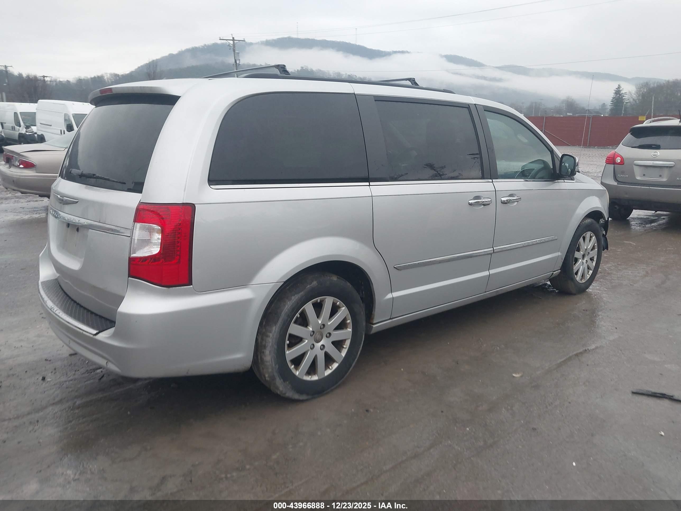 CHRYSLER TOWN image 4