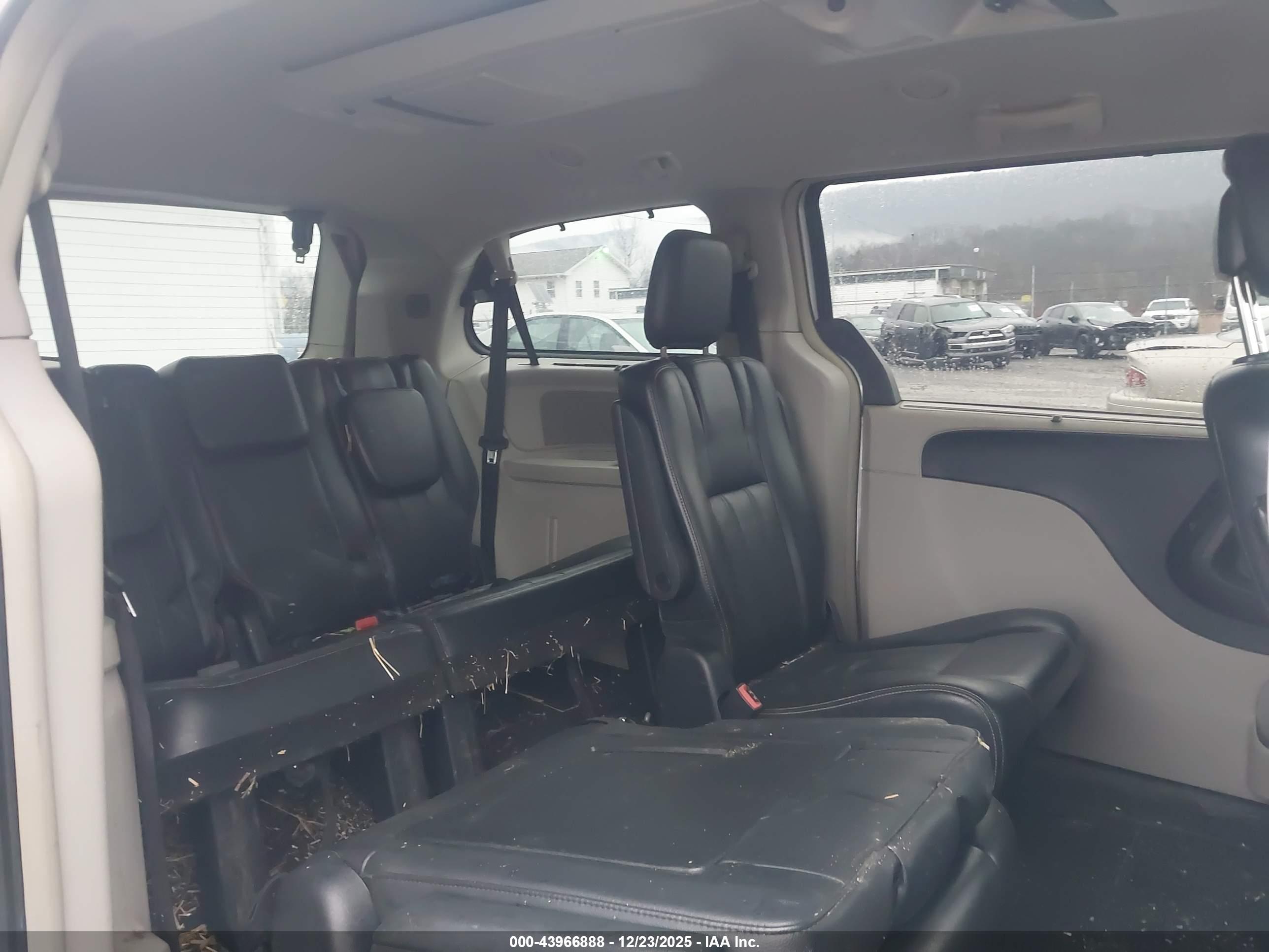 CHRYSLER TOWN image 8