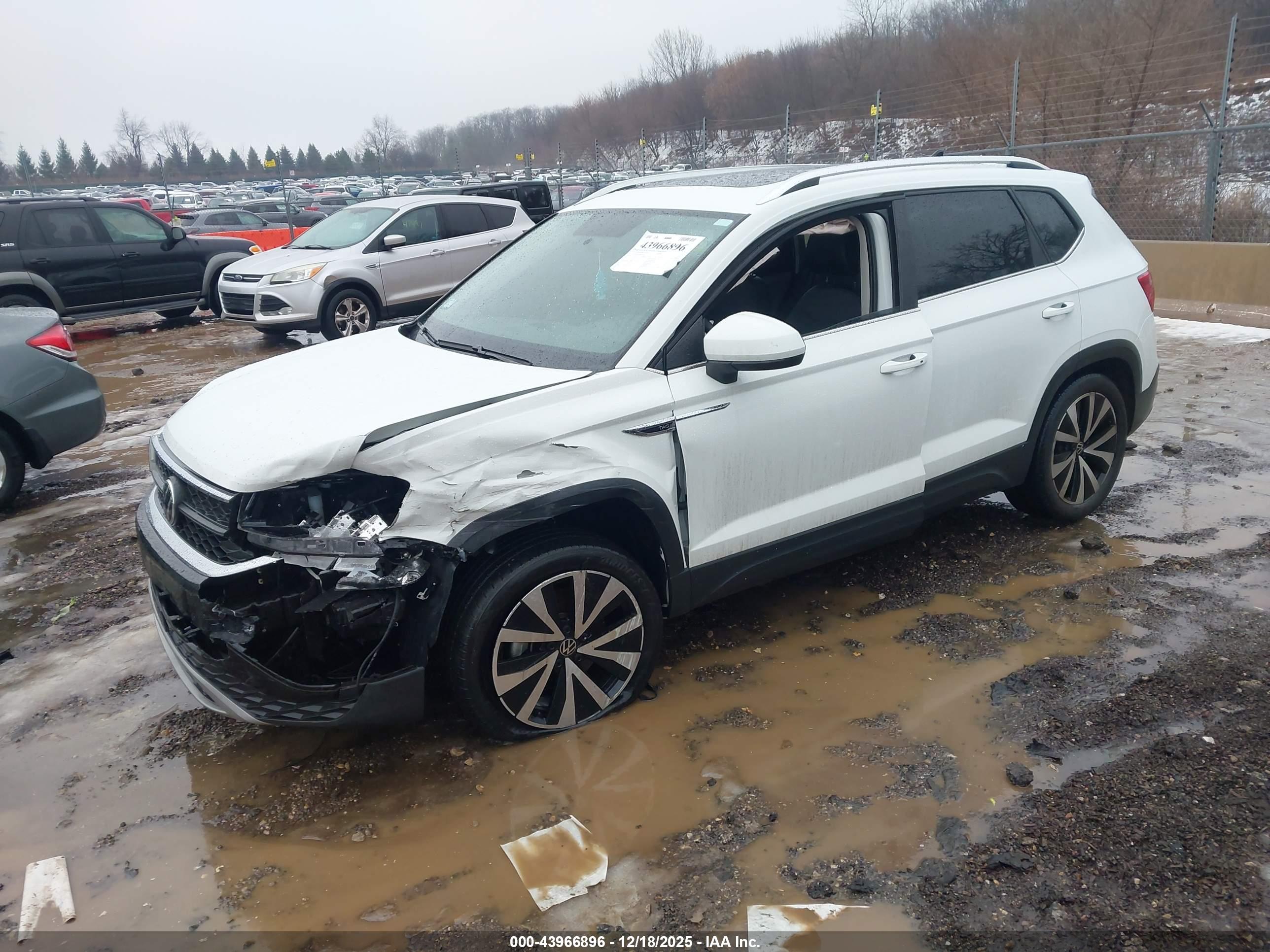 VOLKSWAGEN TAOS image 2