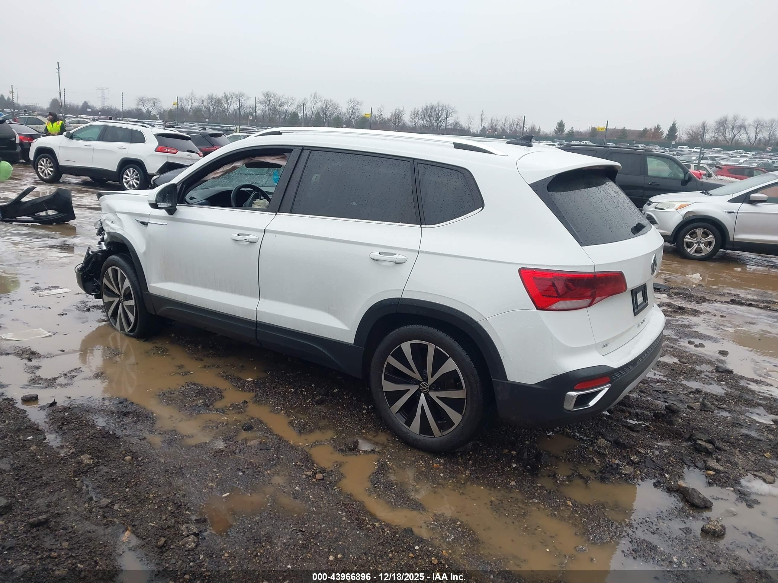 VOLKSWAGEN TAOS image 3