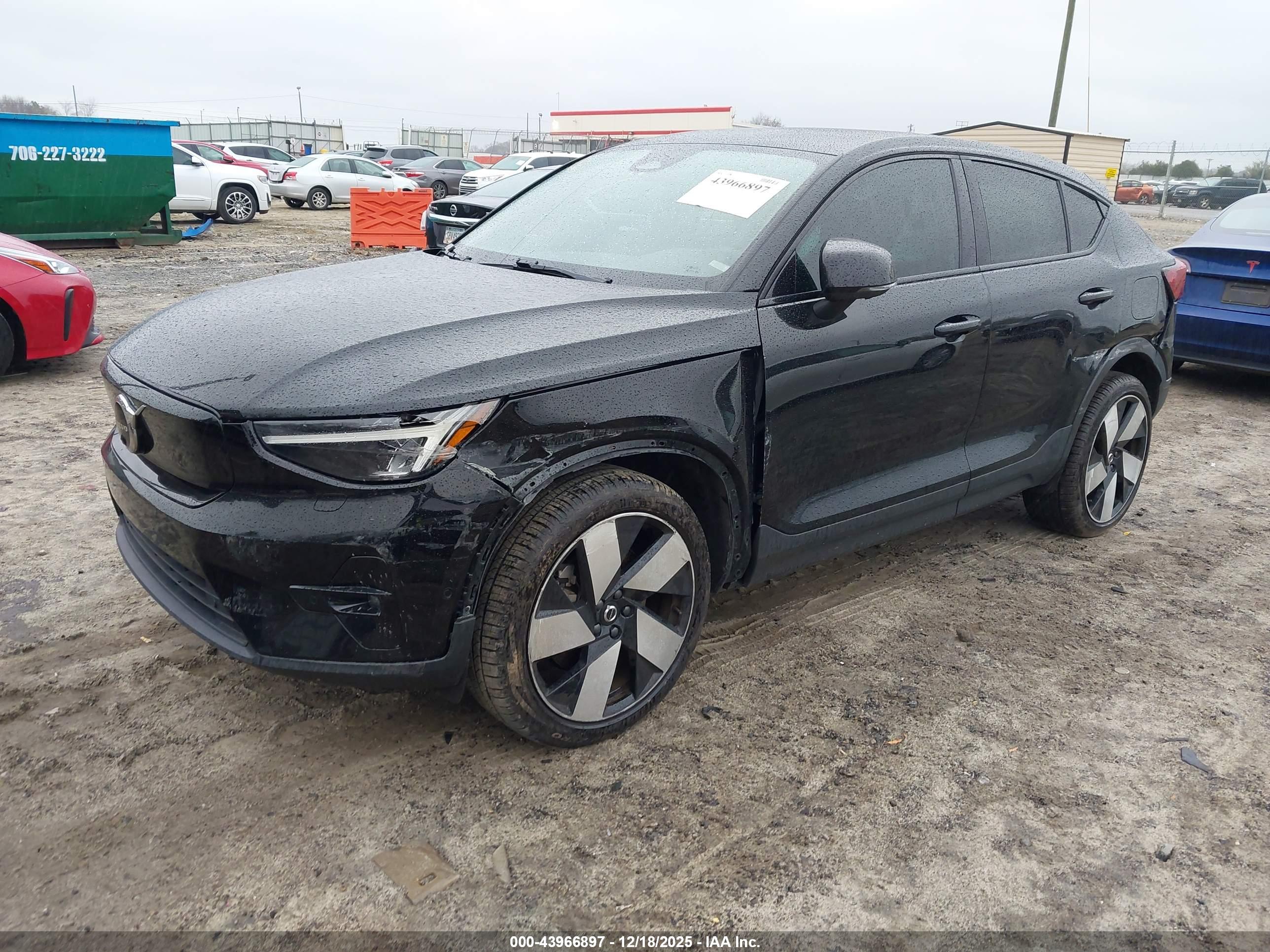 VOLVO C40 image 2