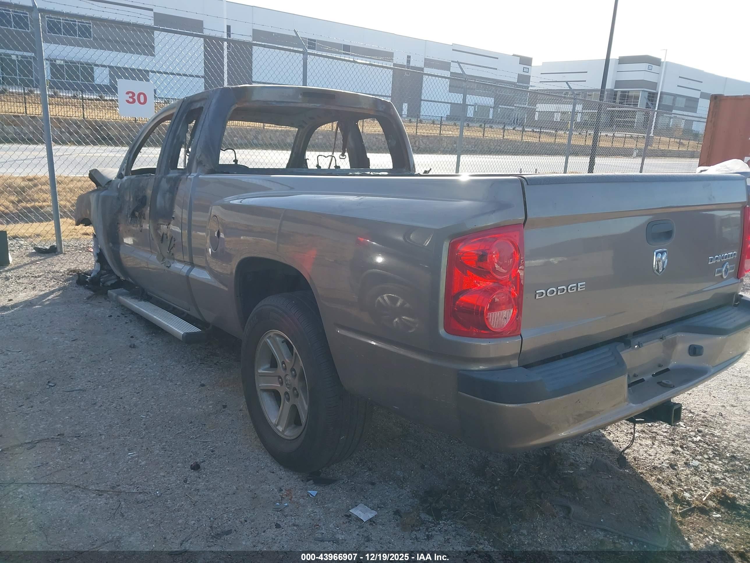 DODGE DAKOTA image 3
