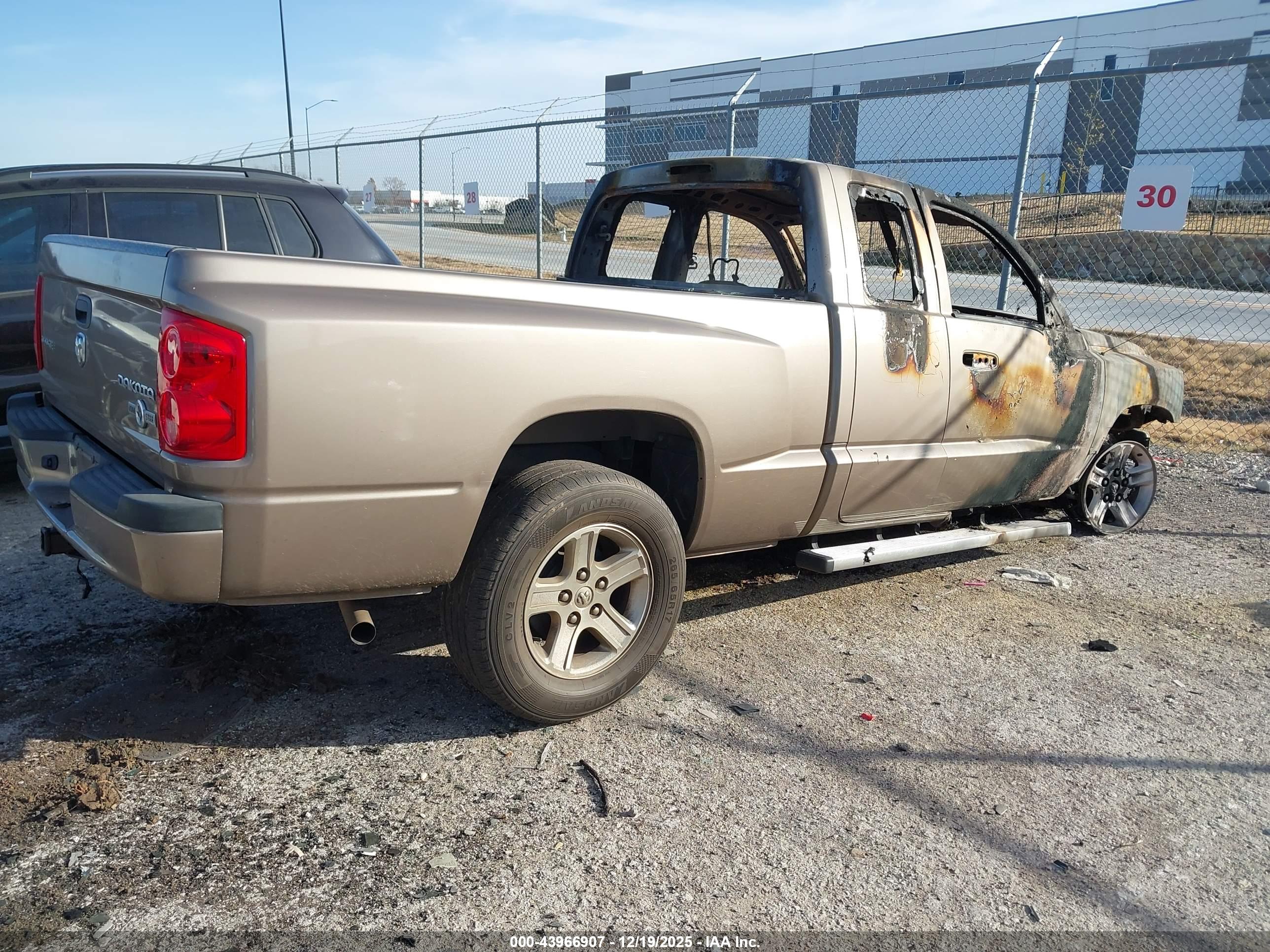 DODGE DAKOTA image 4