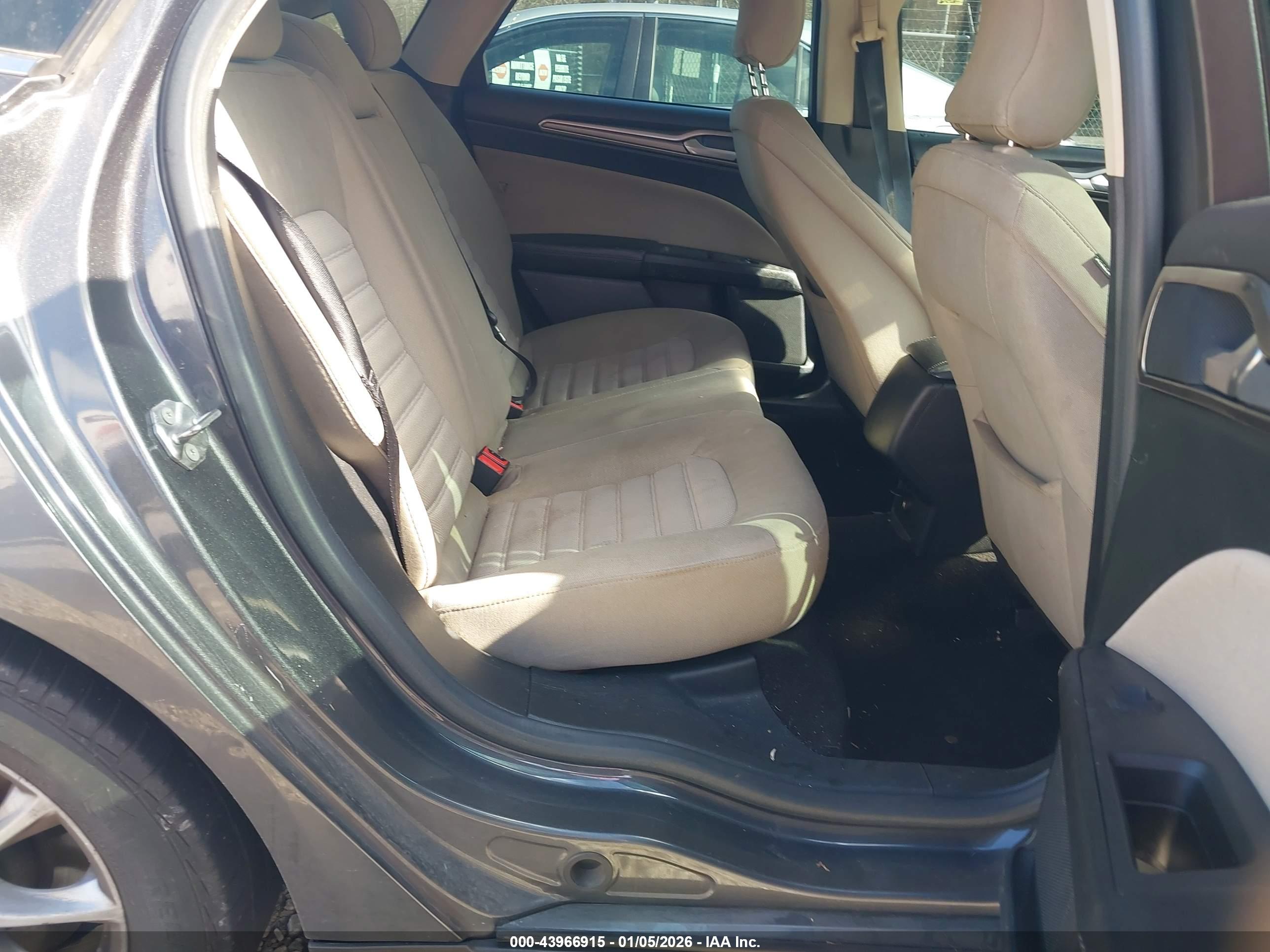 FORD FUSION image 8