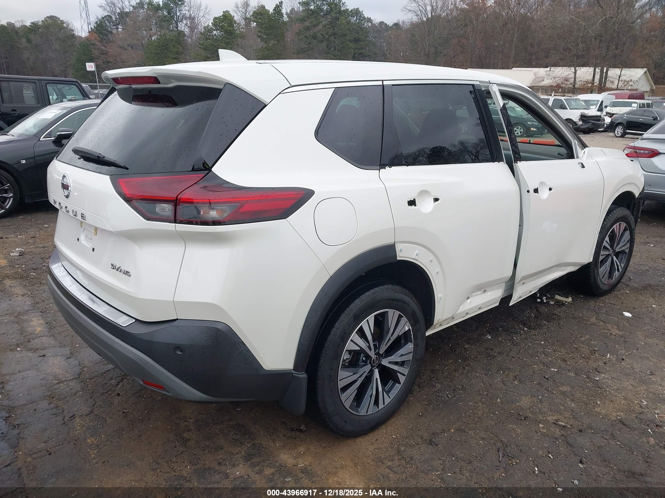 NISSAN ROGUE image 4