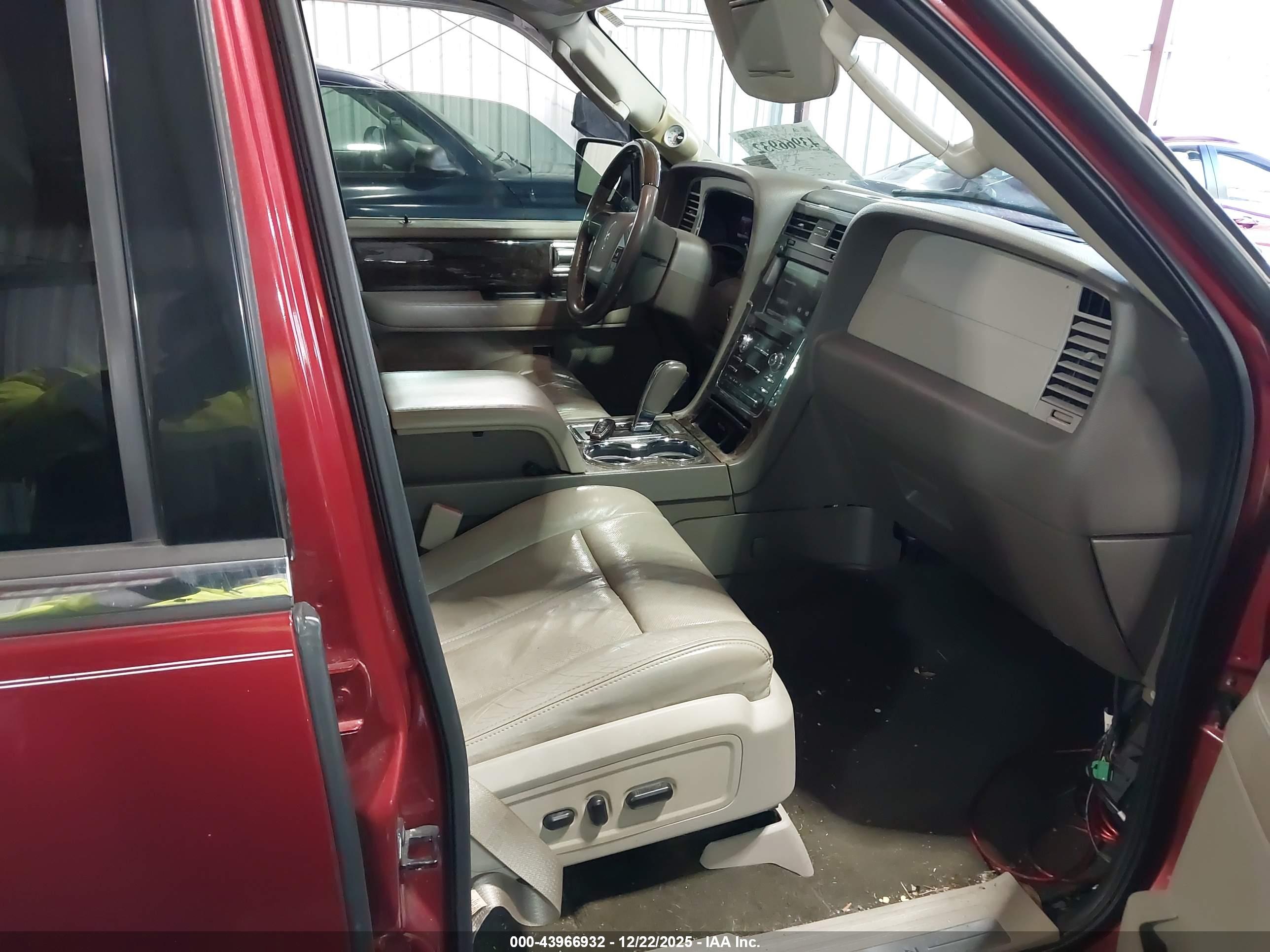 LINCOLN NAVIGATOR image 5