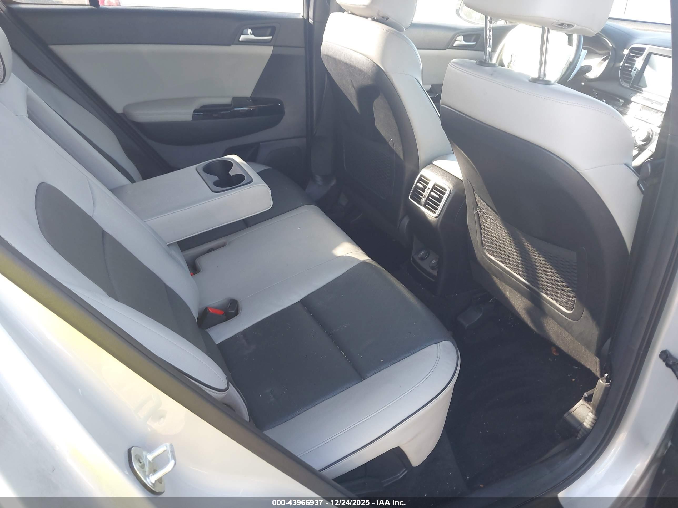 KIA SPORTAGE image 8