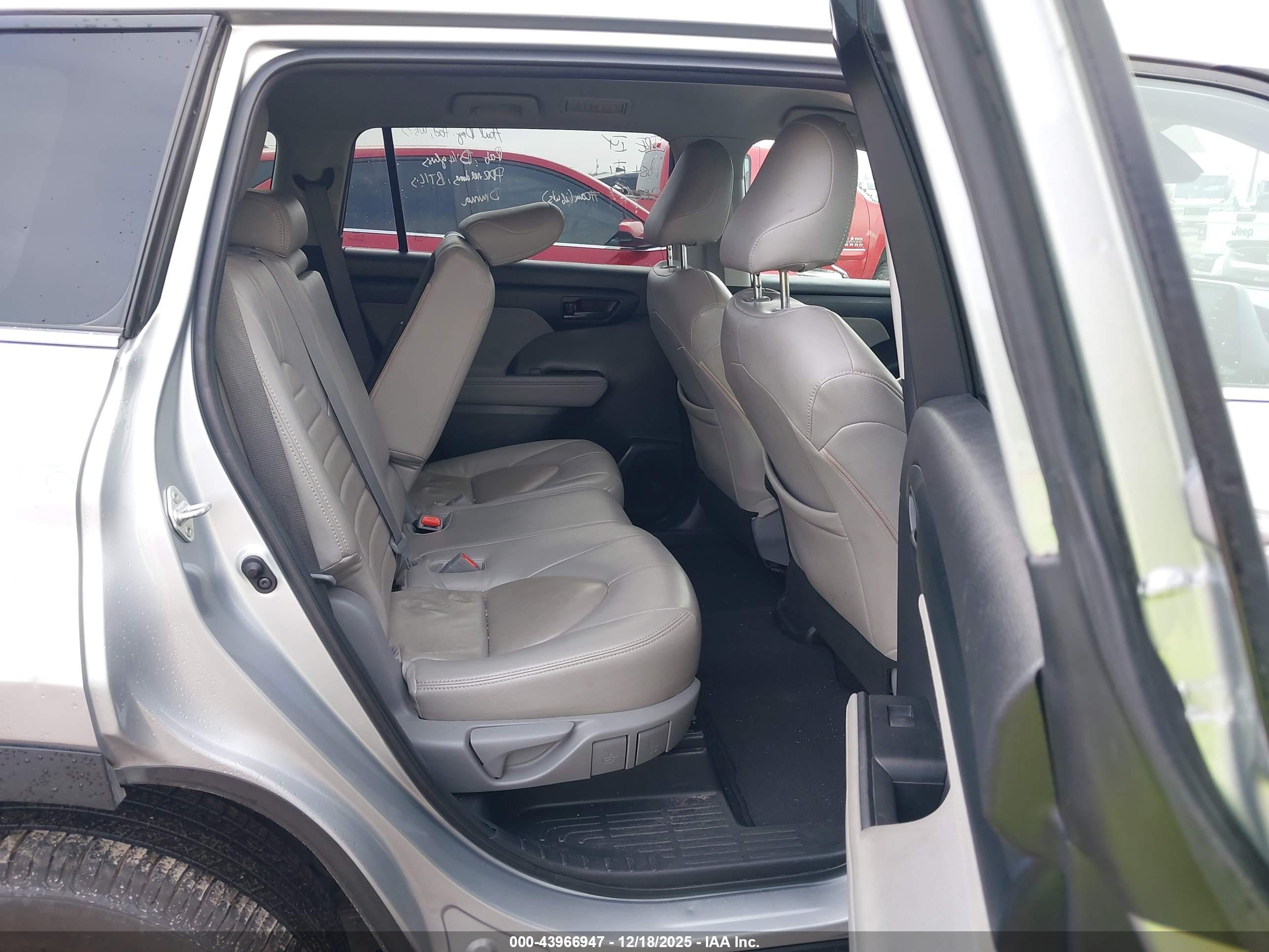 TOYOTA HIGHLANDER image 8