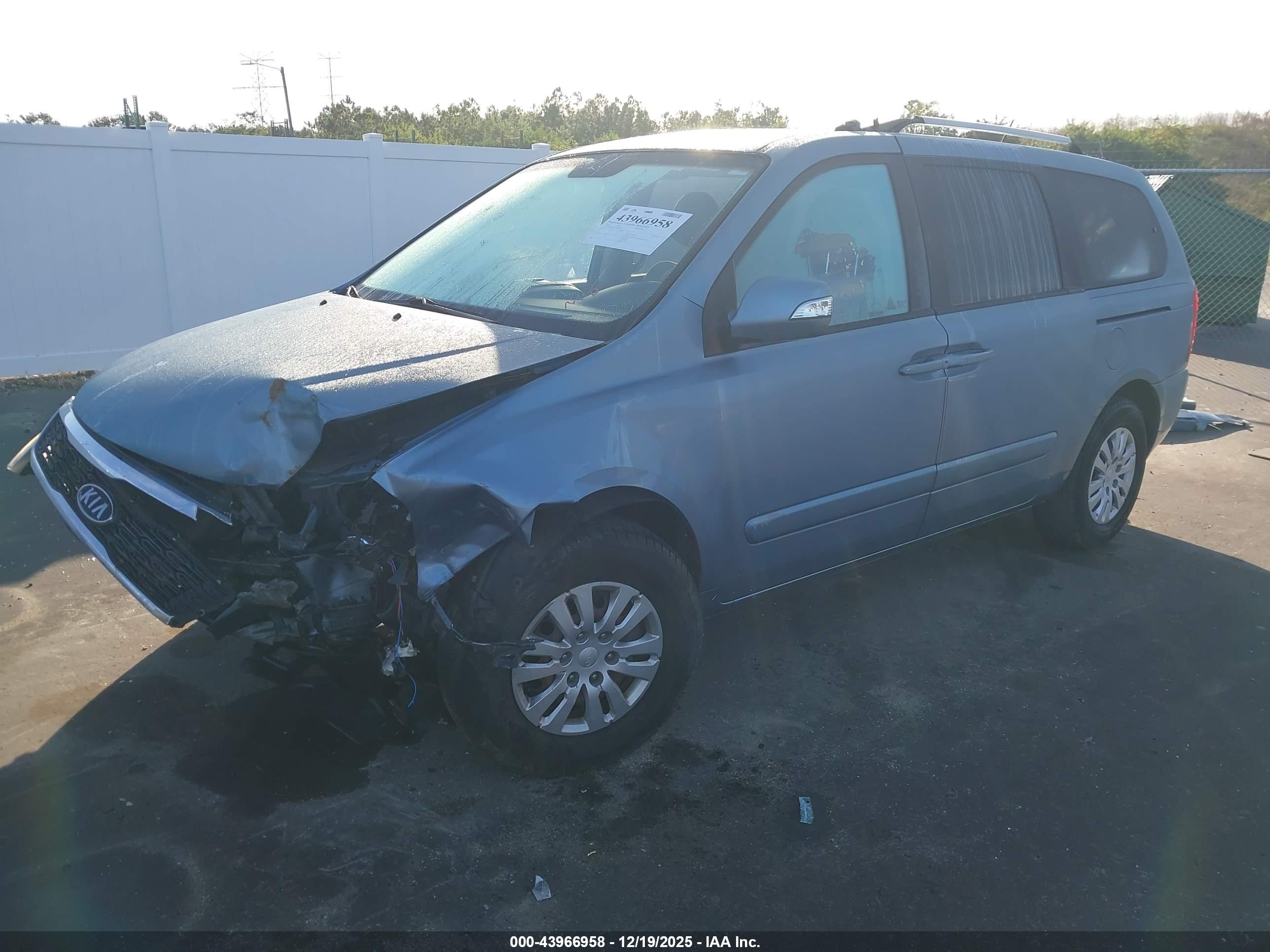 KIA SEDONA image 2