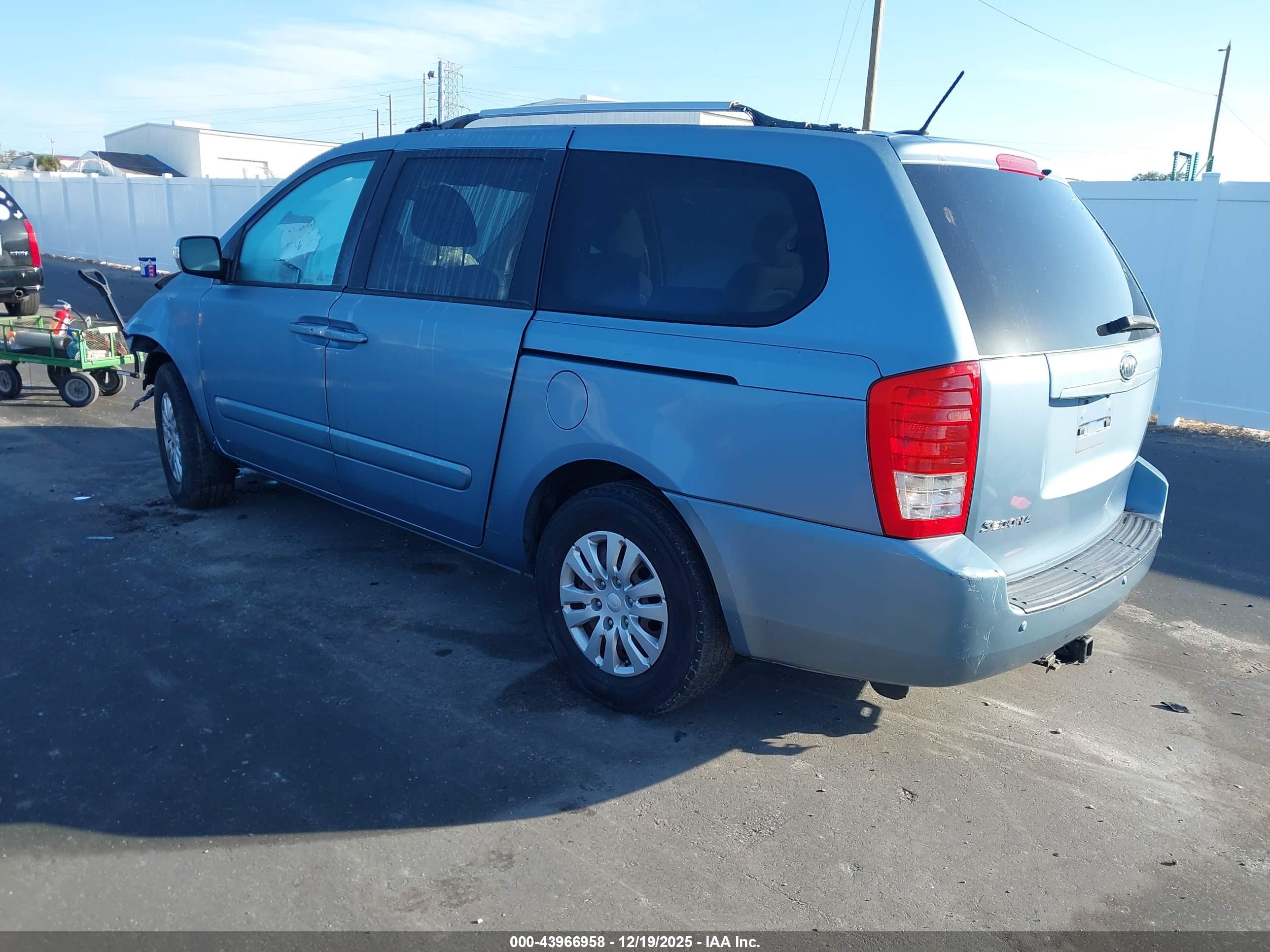 KIA SEDONA image 3