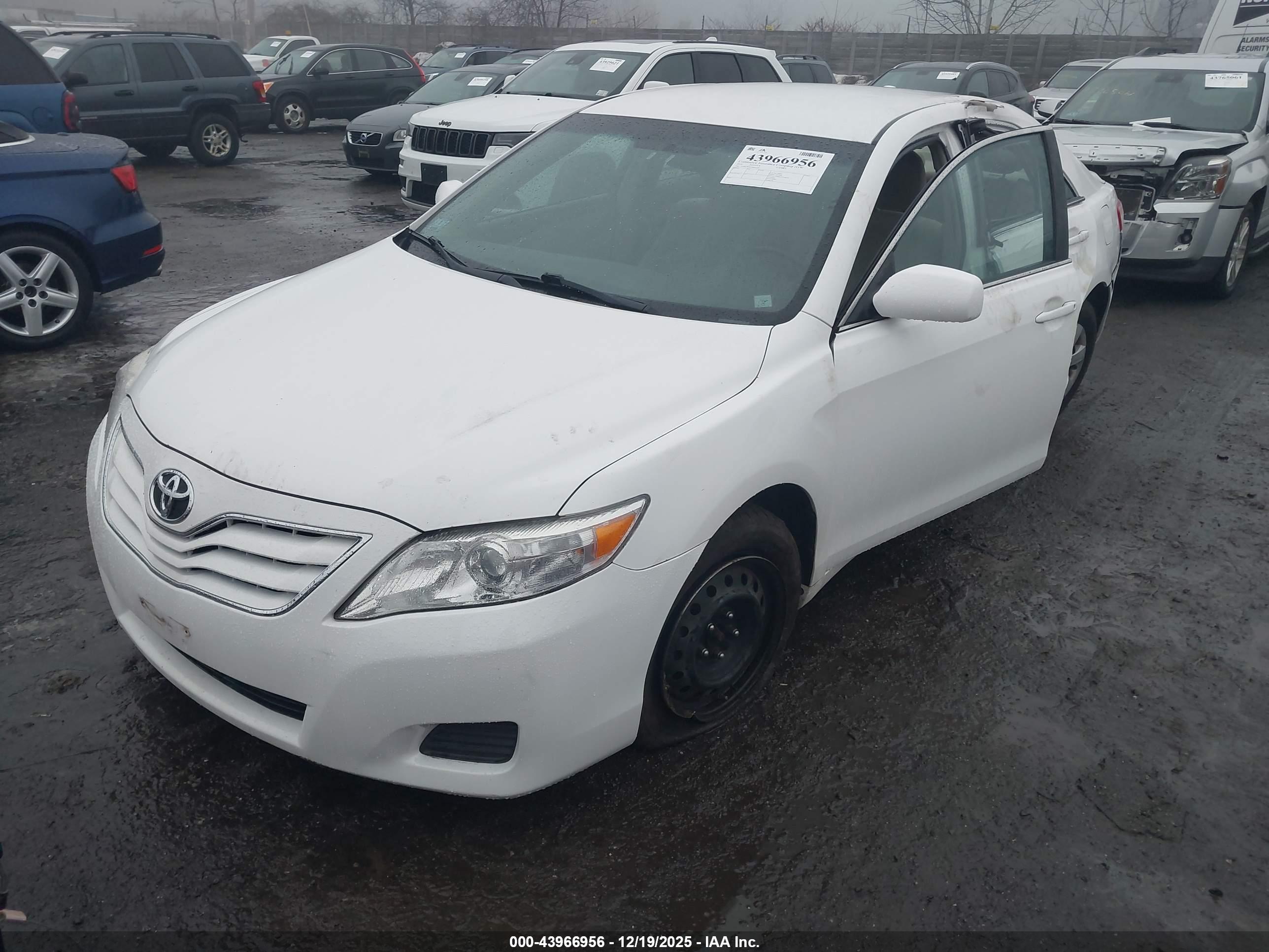 TOYOTA CAMRY image 2