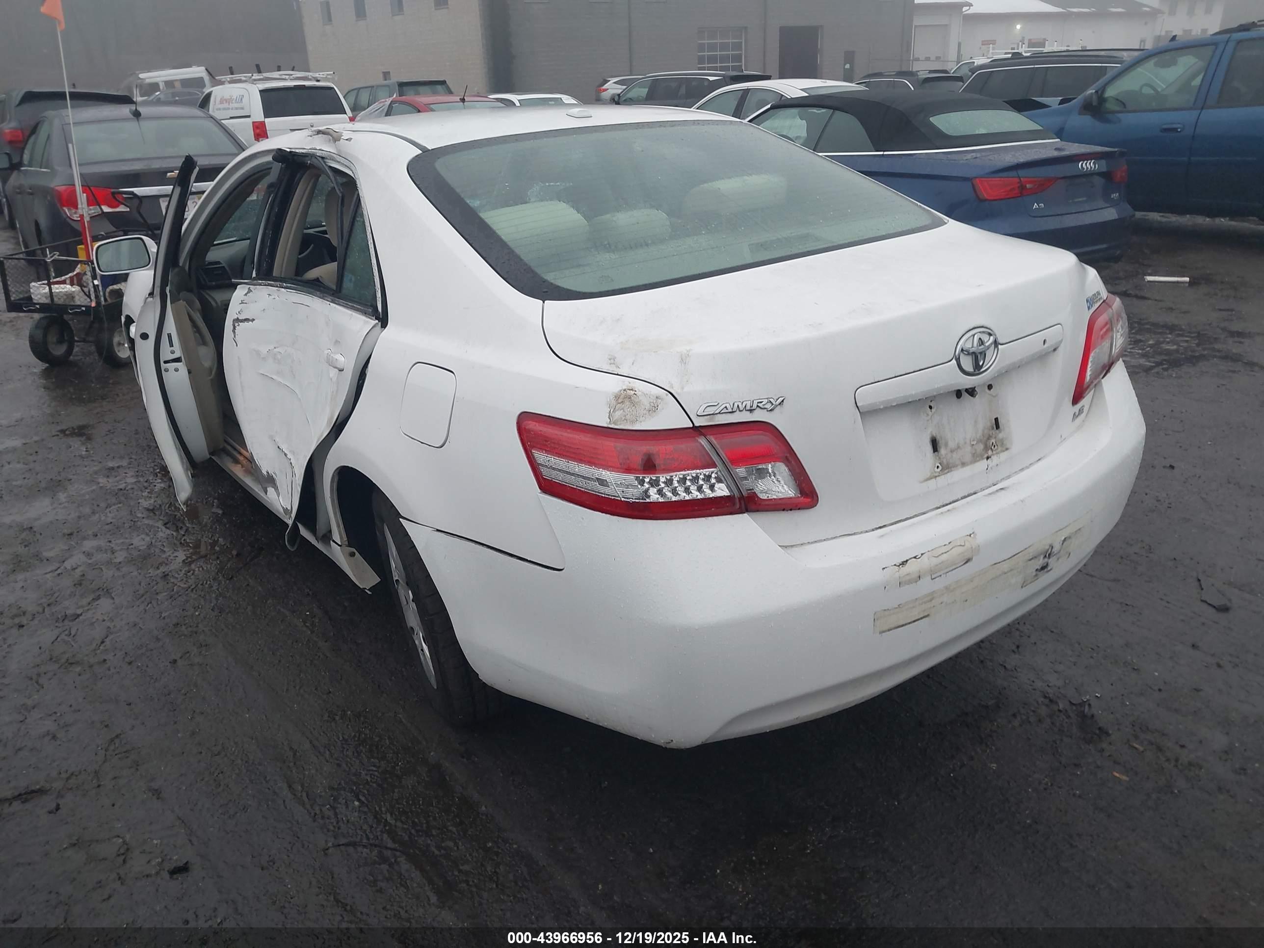 TOYOTA CAMRY image 3