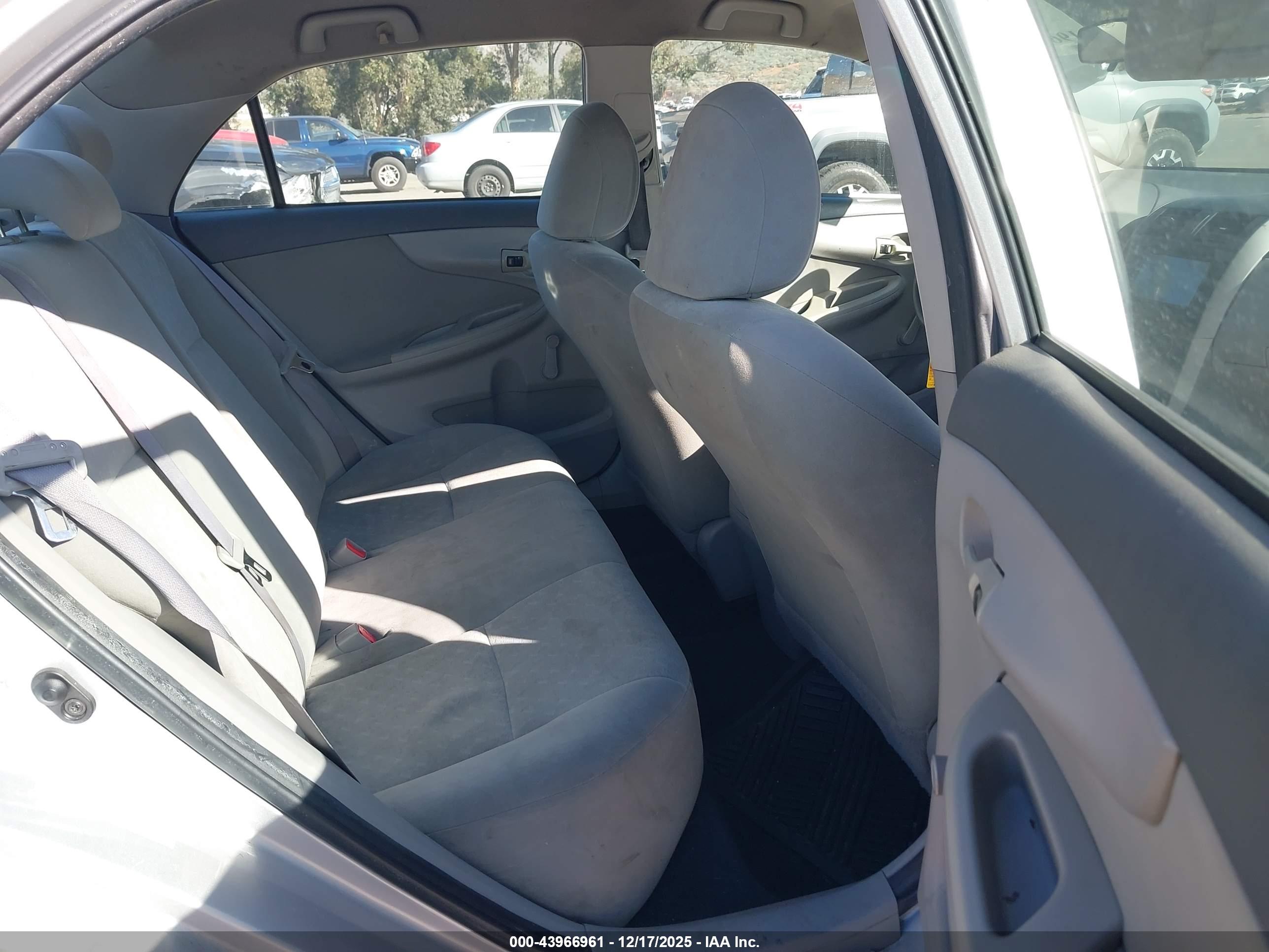 TOYOTA COROLLA image 8