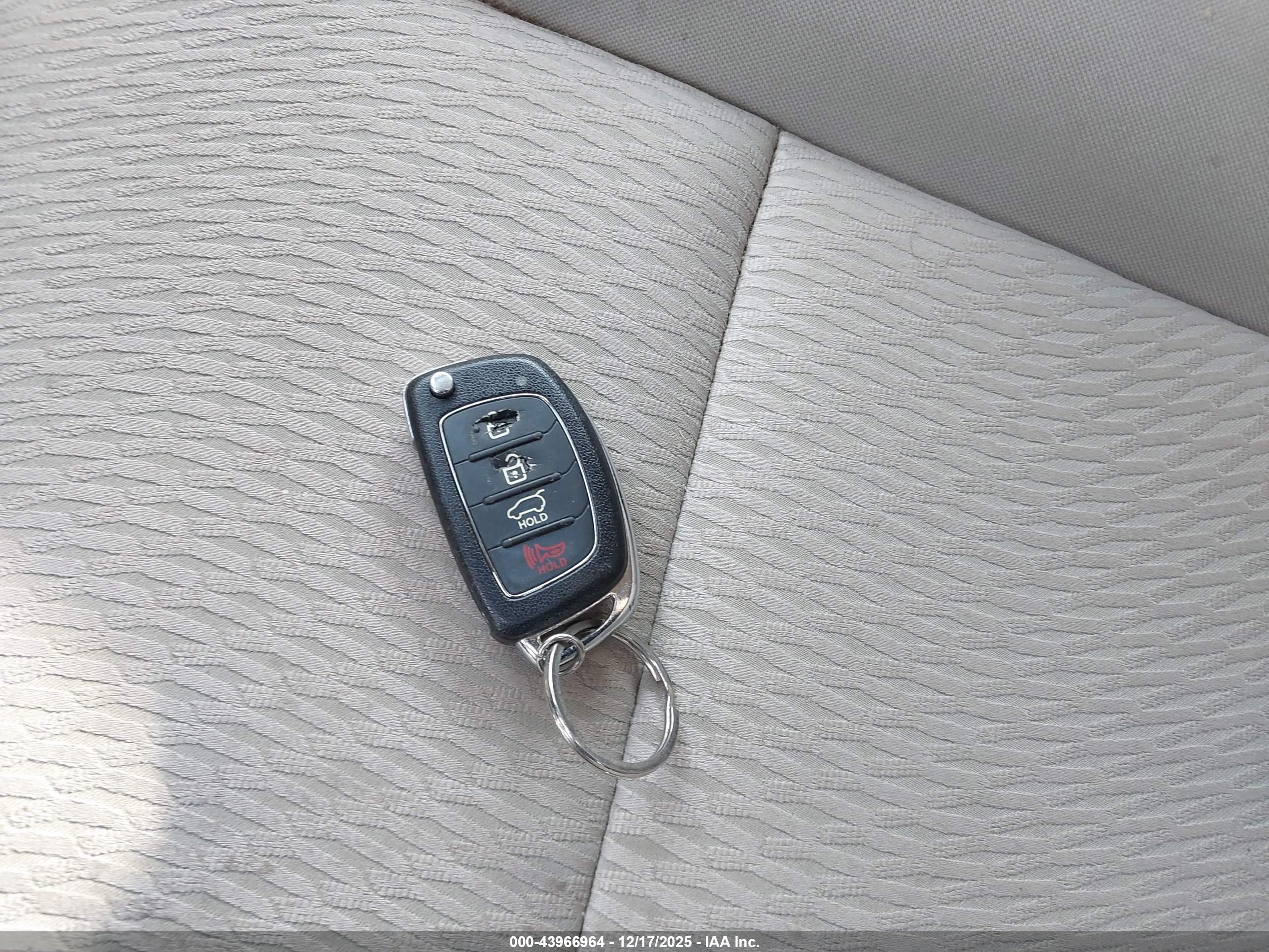 HYUNDAI SANTA image 11