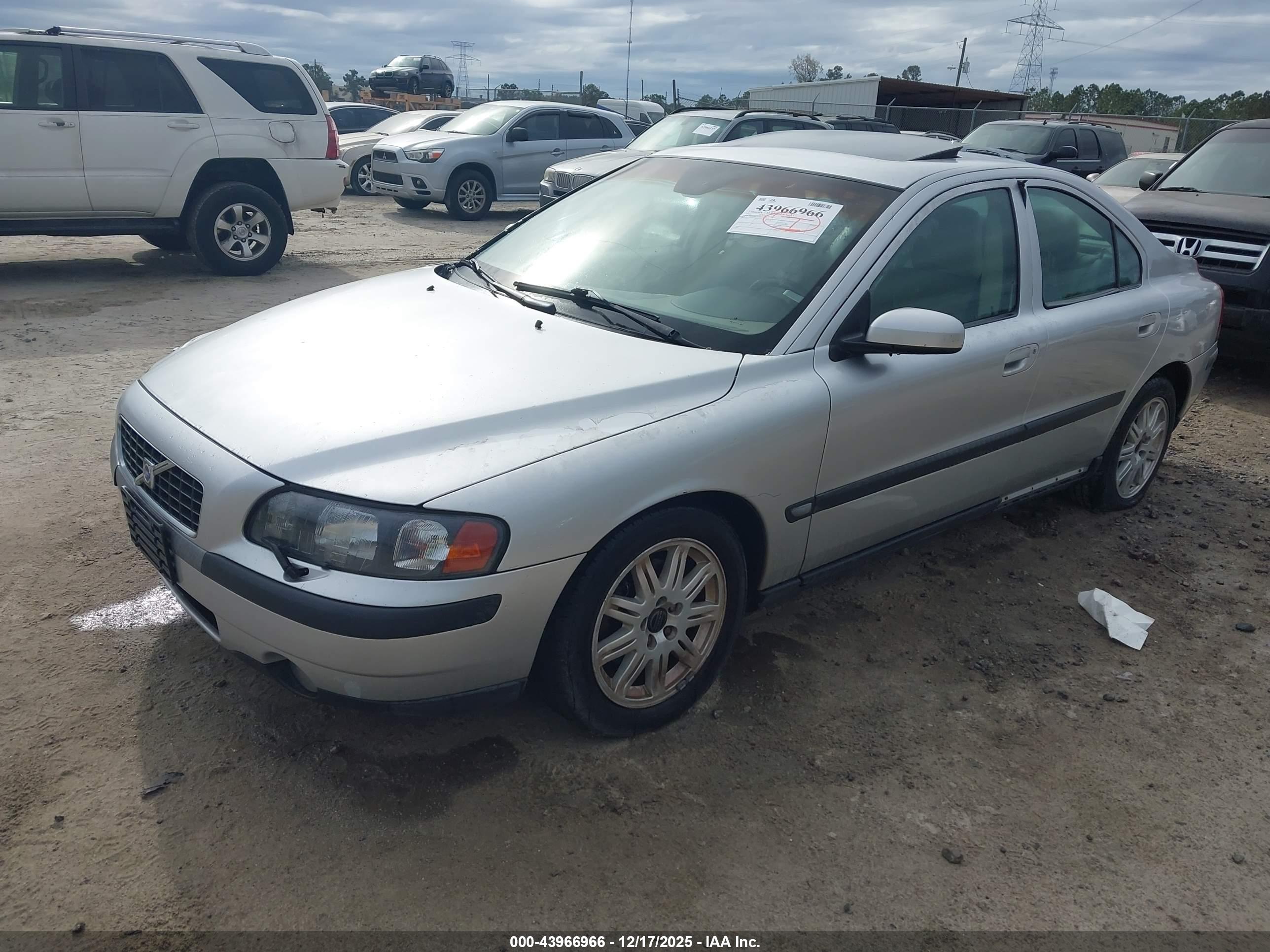 VOLVO S60 image 2