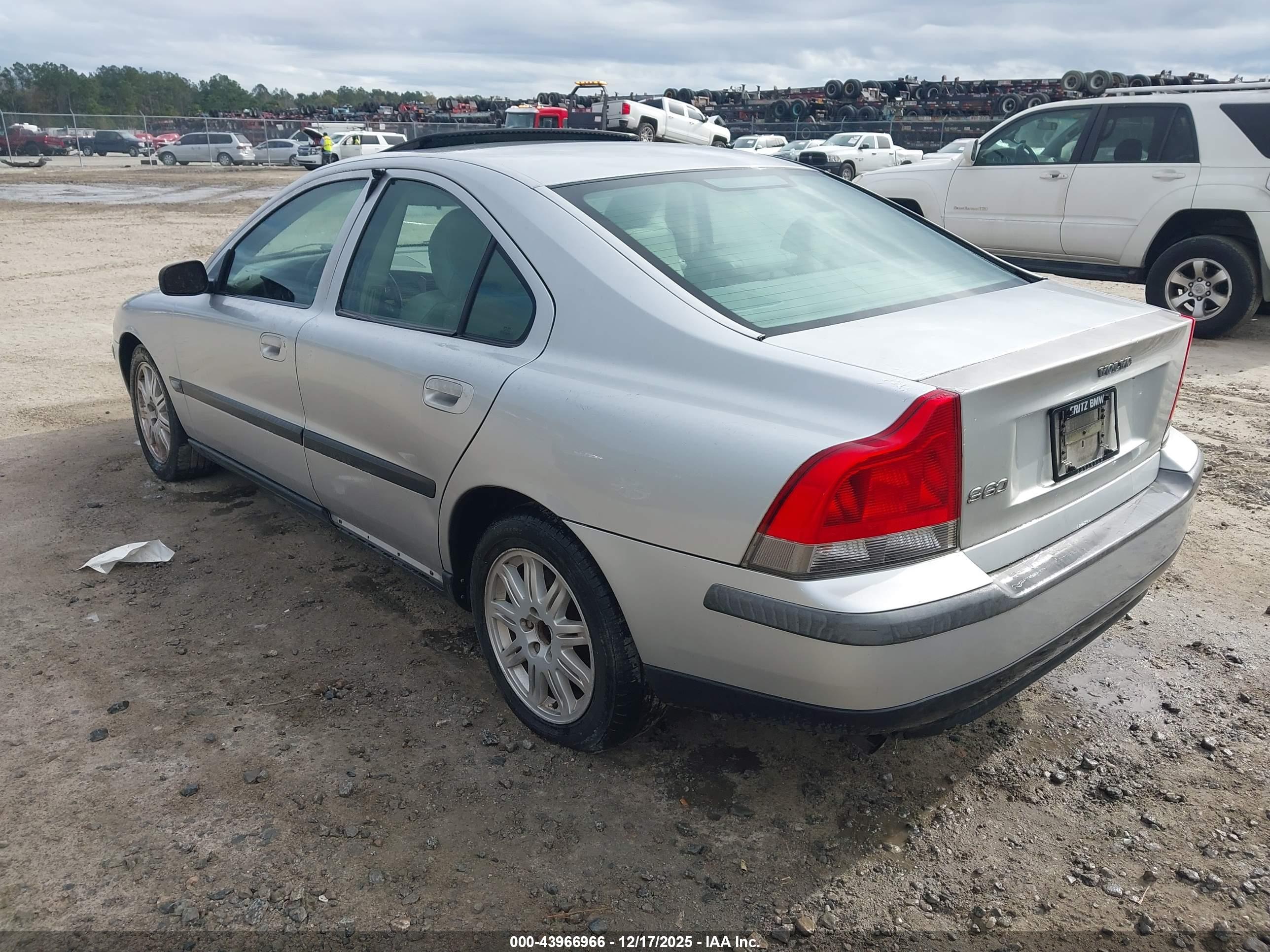 VOLVO S60 image 3