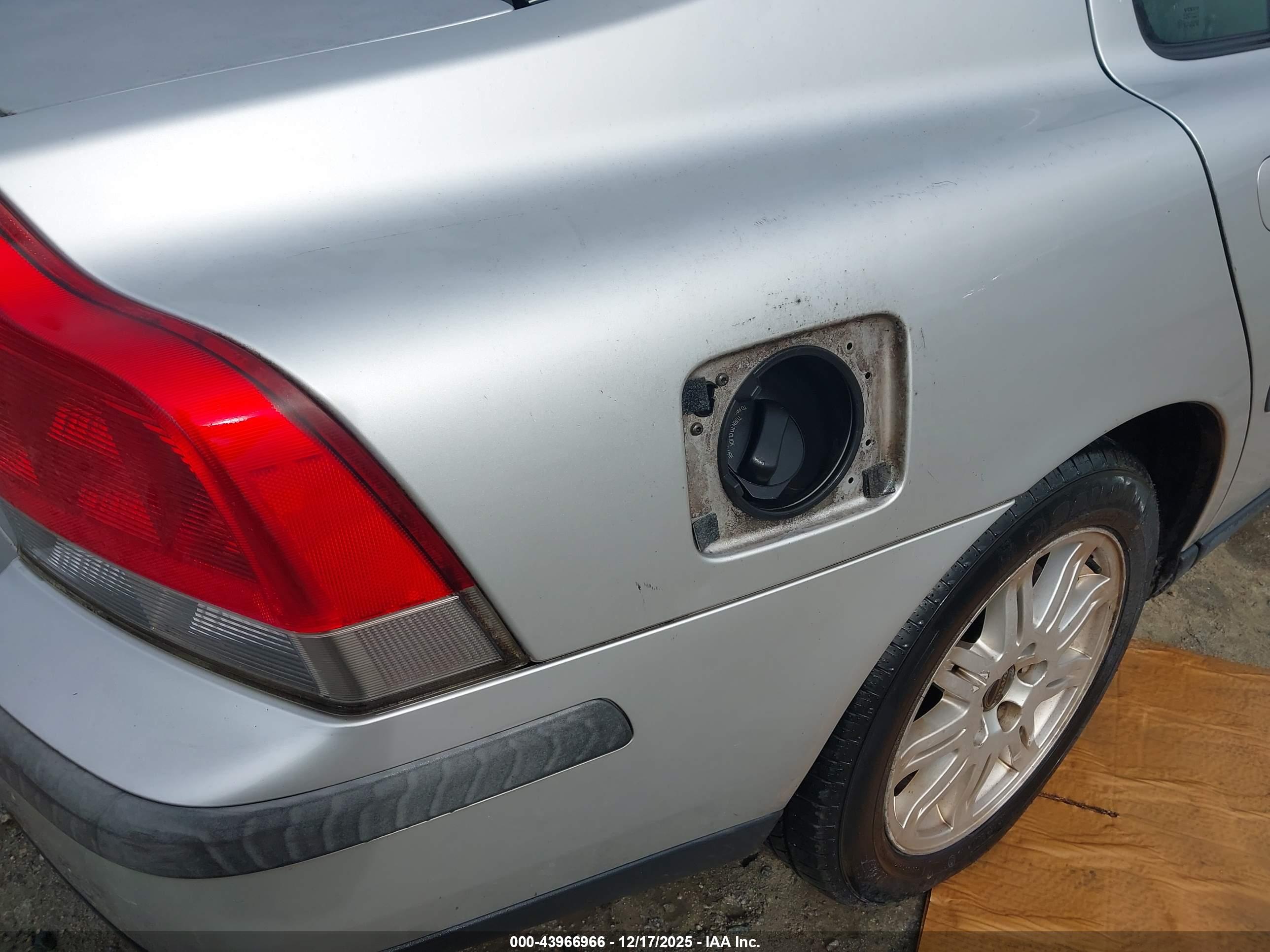 VOLVO S60 image 6