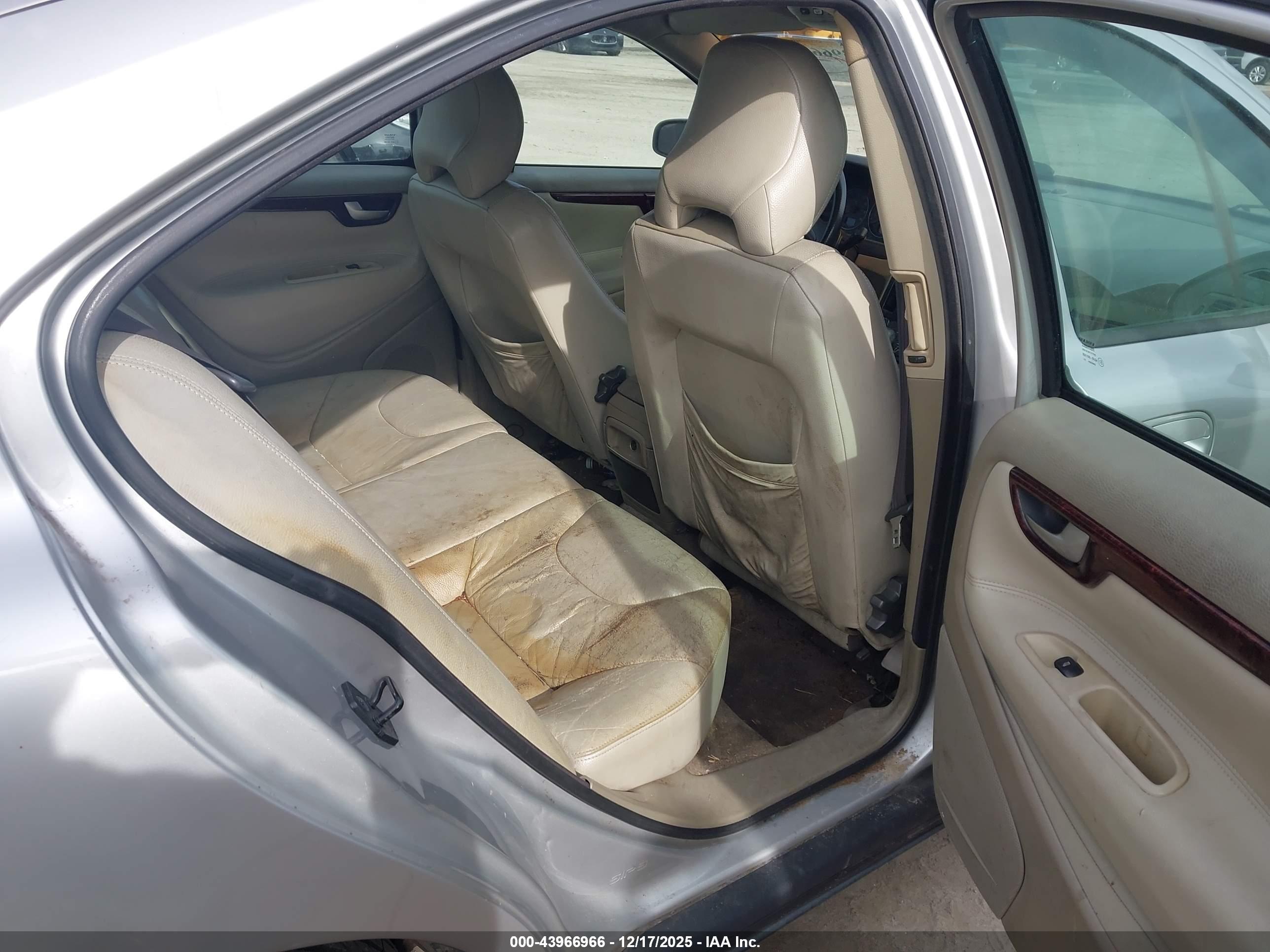 VOLVO S60 image 8