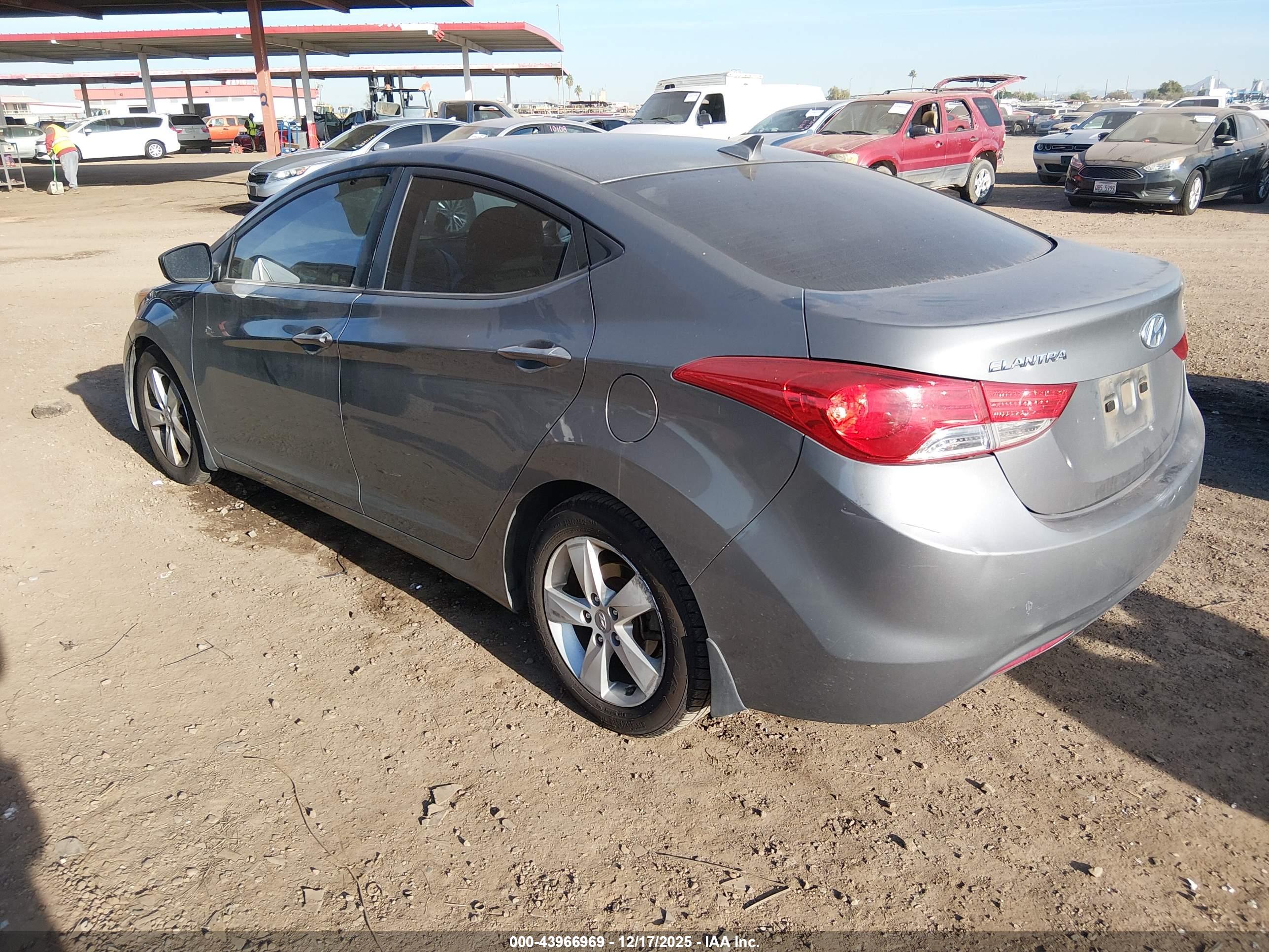 HYUNDAI ELANTRA image 3