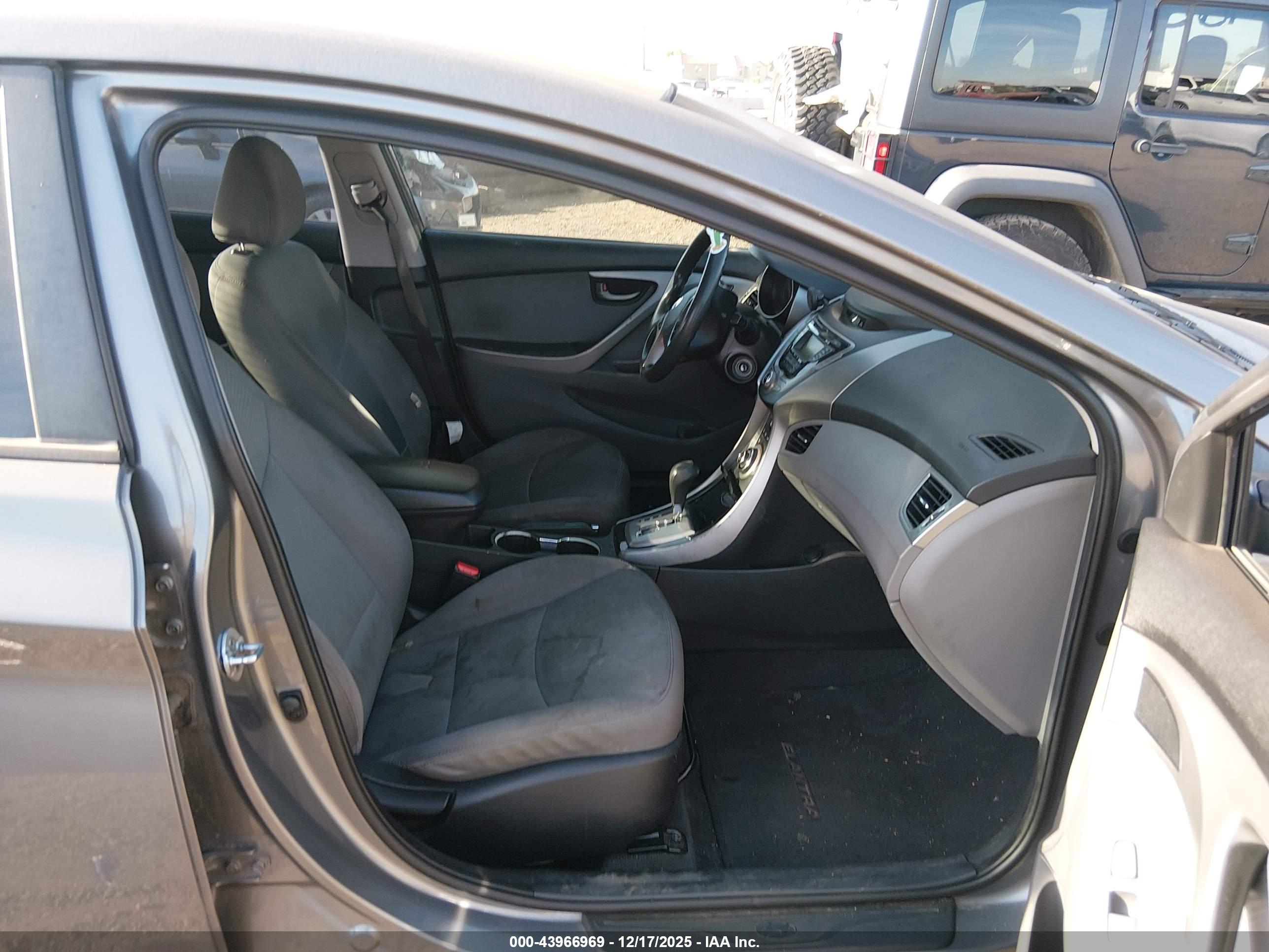 HYUNDAI ELANTRA image 5