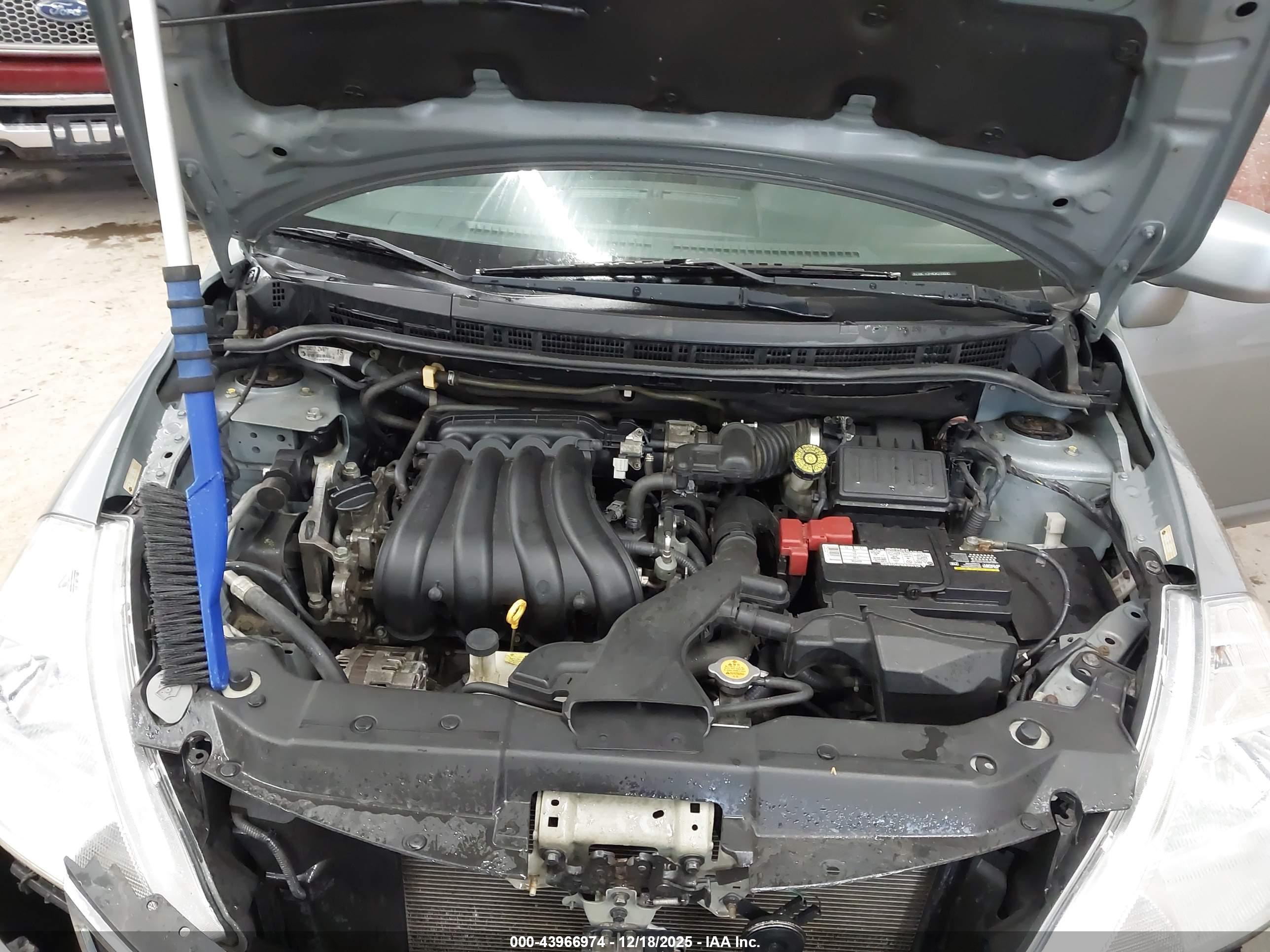 NISSAN VERSA image 10
