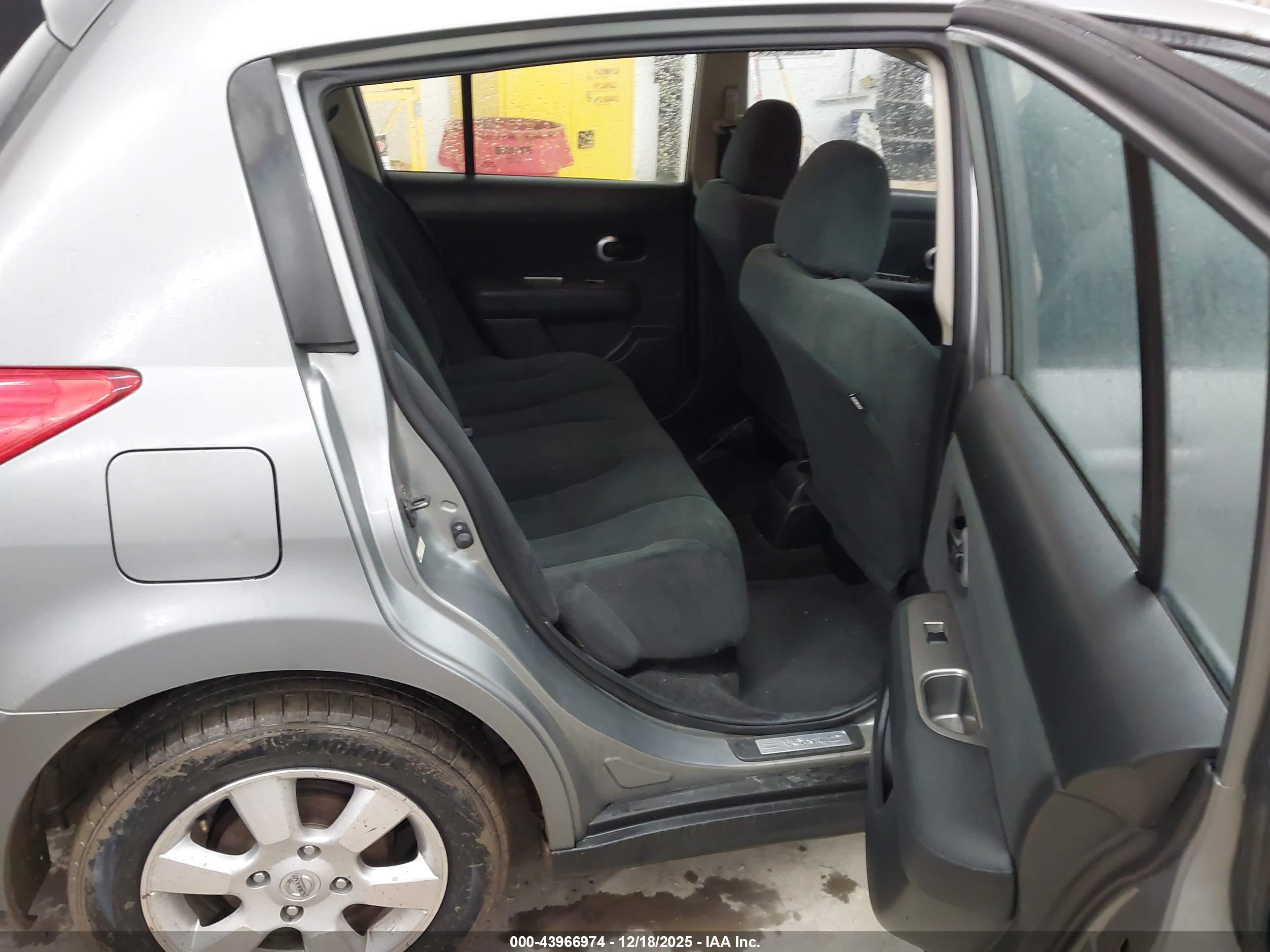 NISSAN VERSA image 8