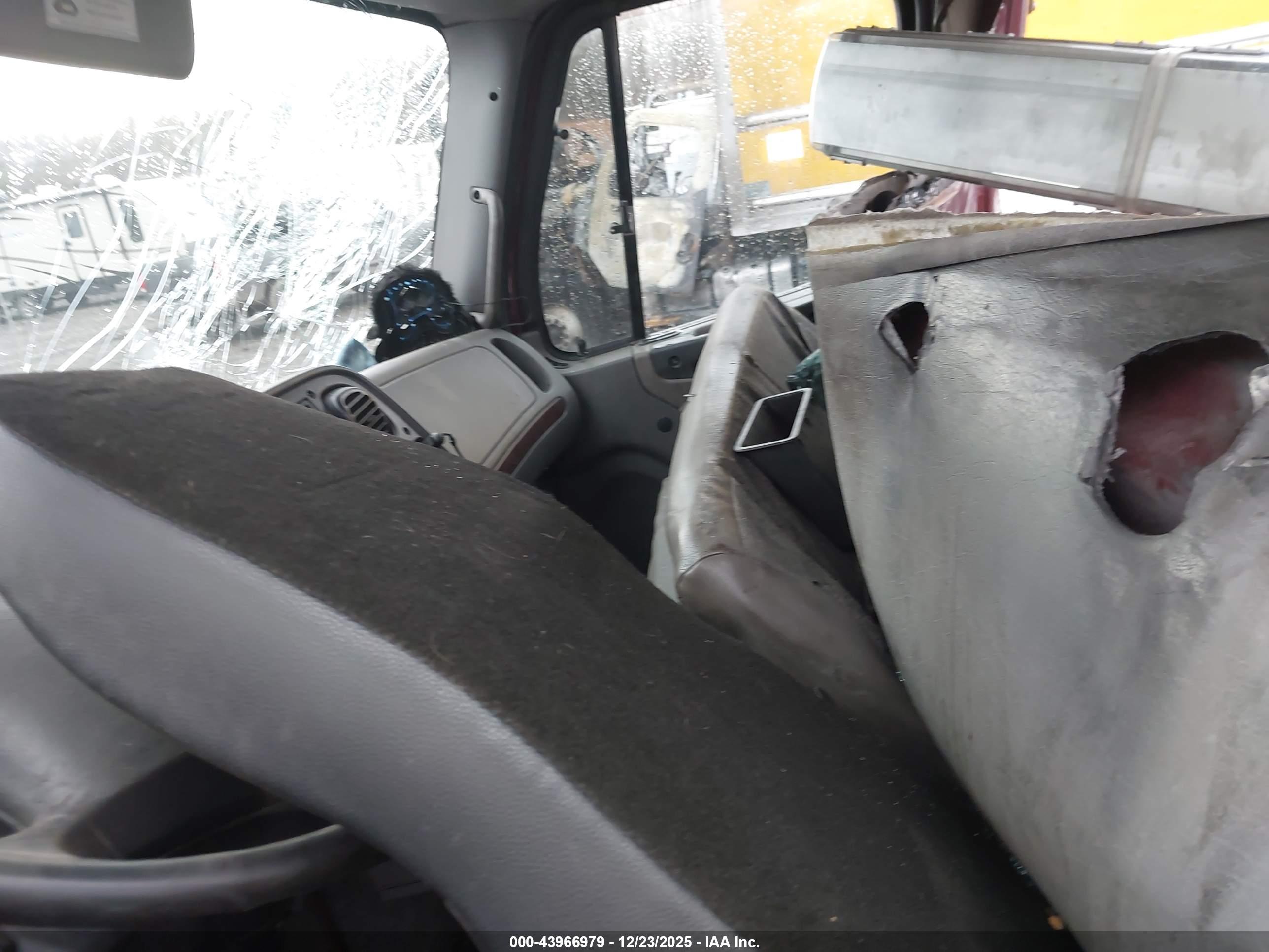 FREIGHTLINER M2 image 8