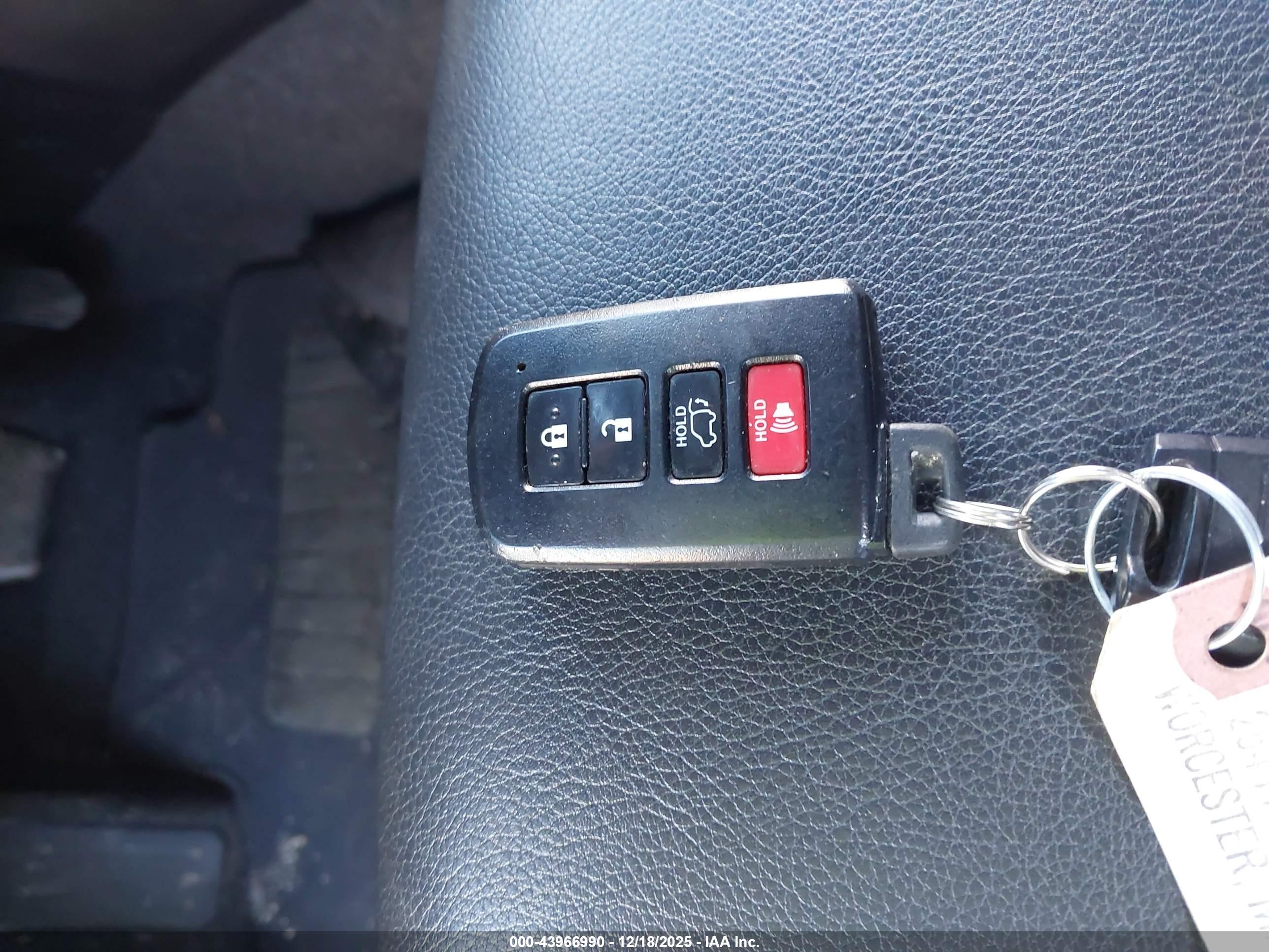 TOYOTA RAV4 image 11