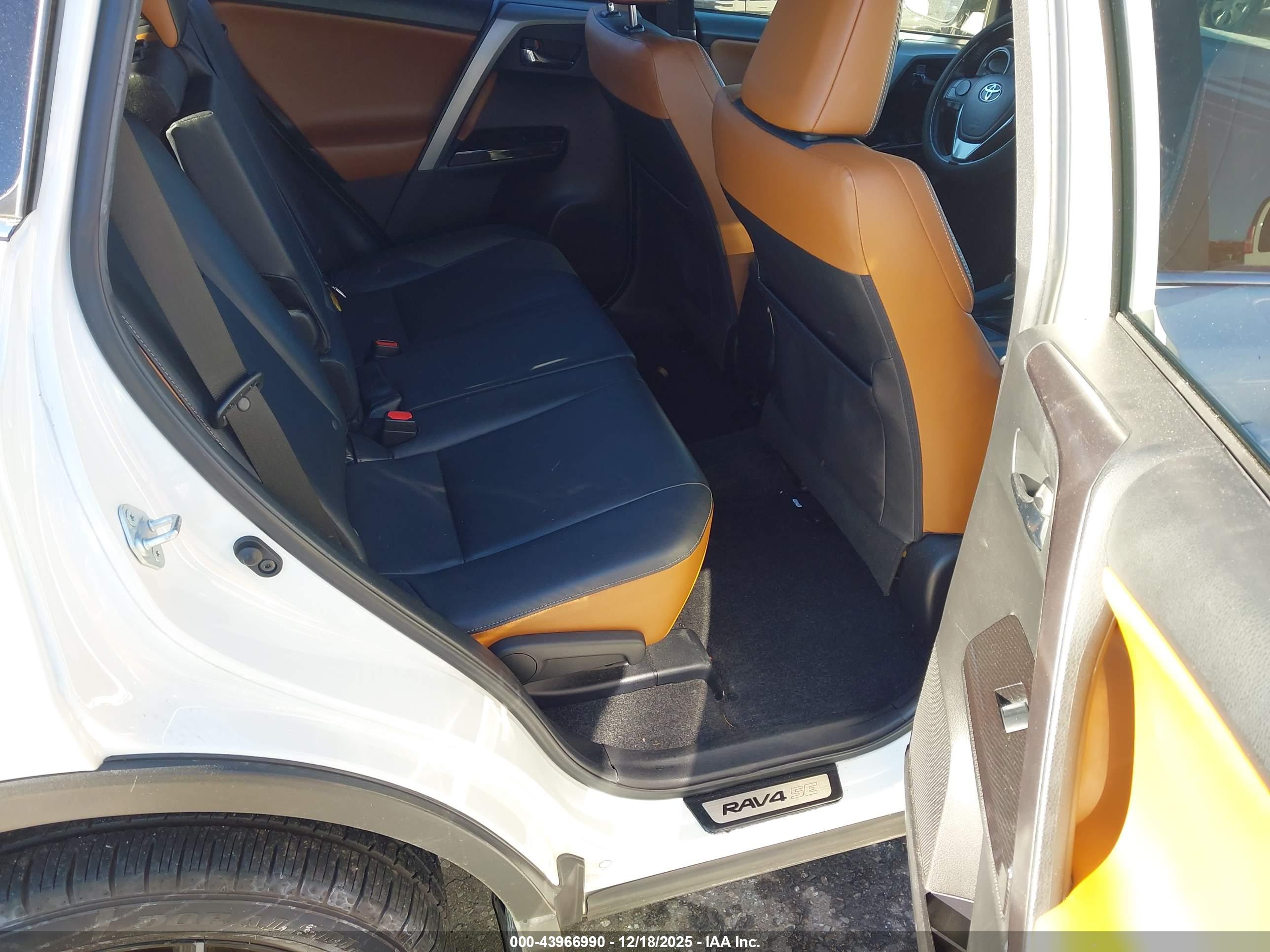TOYOTA RAV4 image 8