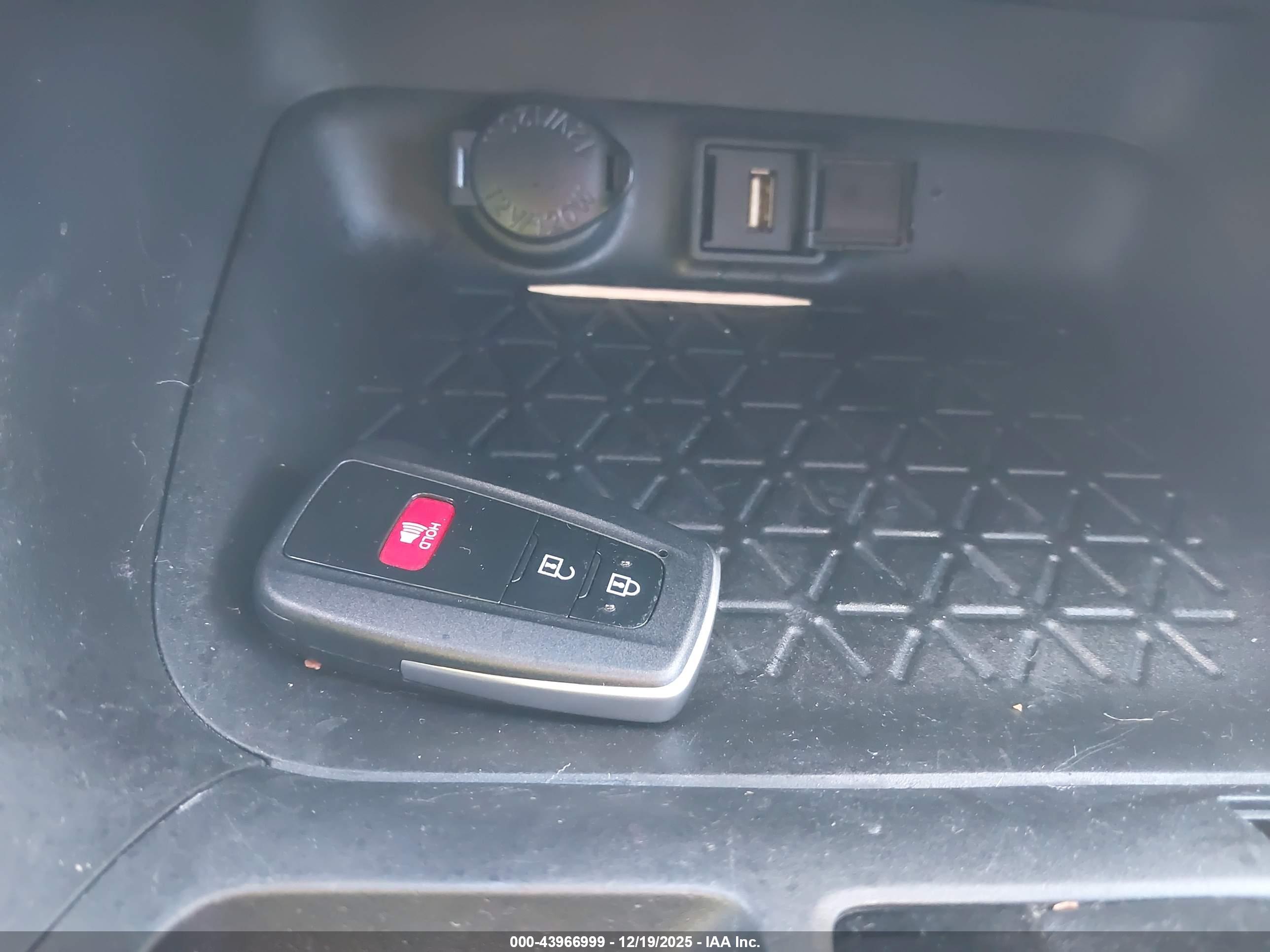 TOYOTA RAV4 image 11