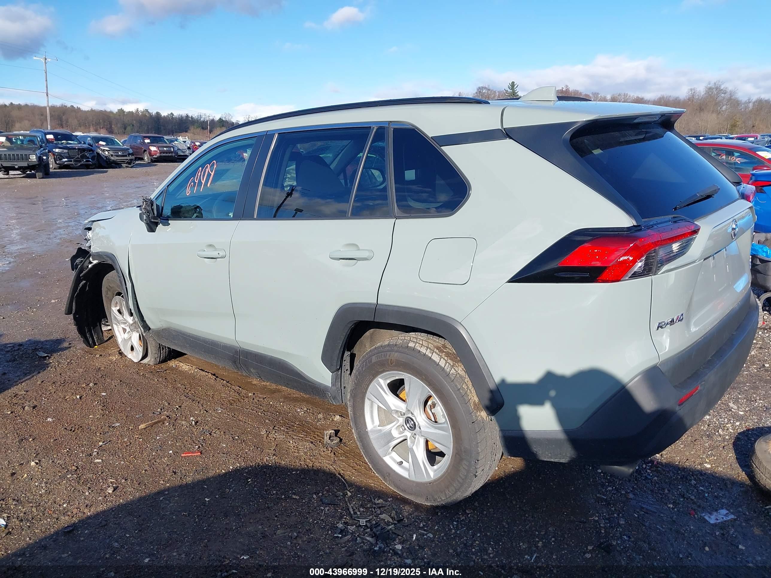 TOYOTA RAV4 image 3