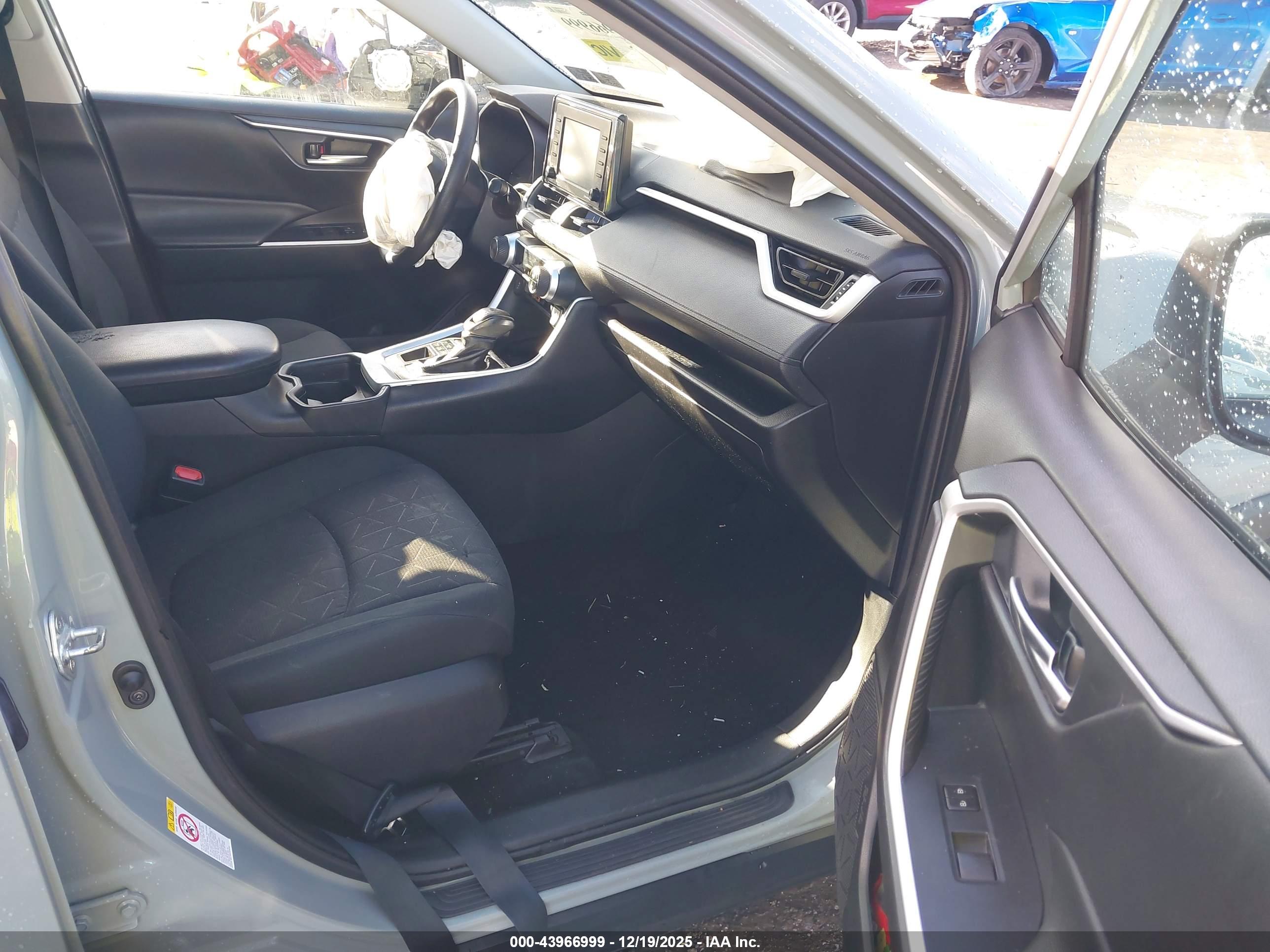 TOYOTA RAV4 image 5