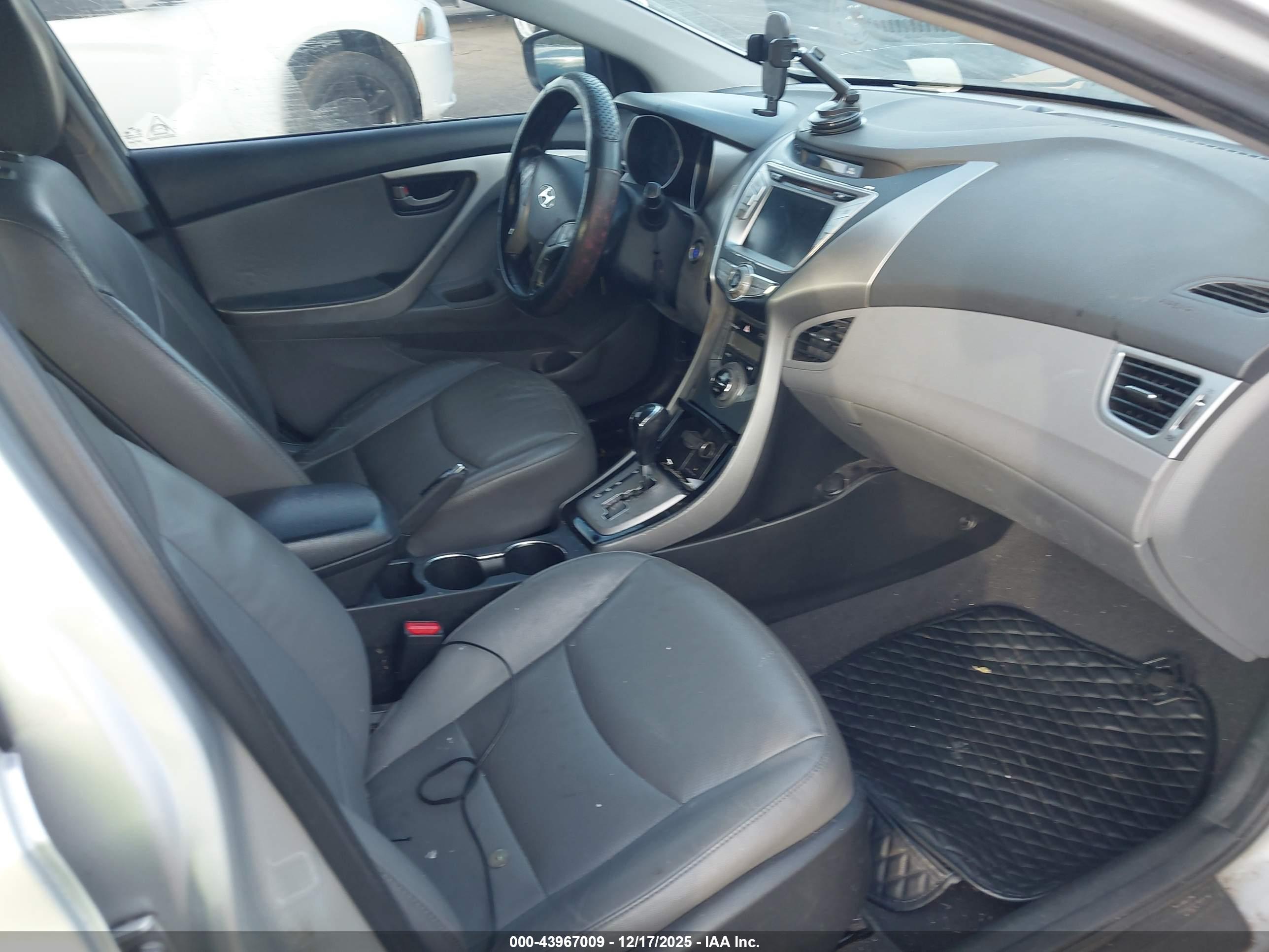HYUNDAI ELANTRA image 5