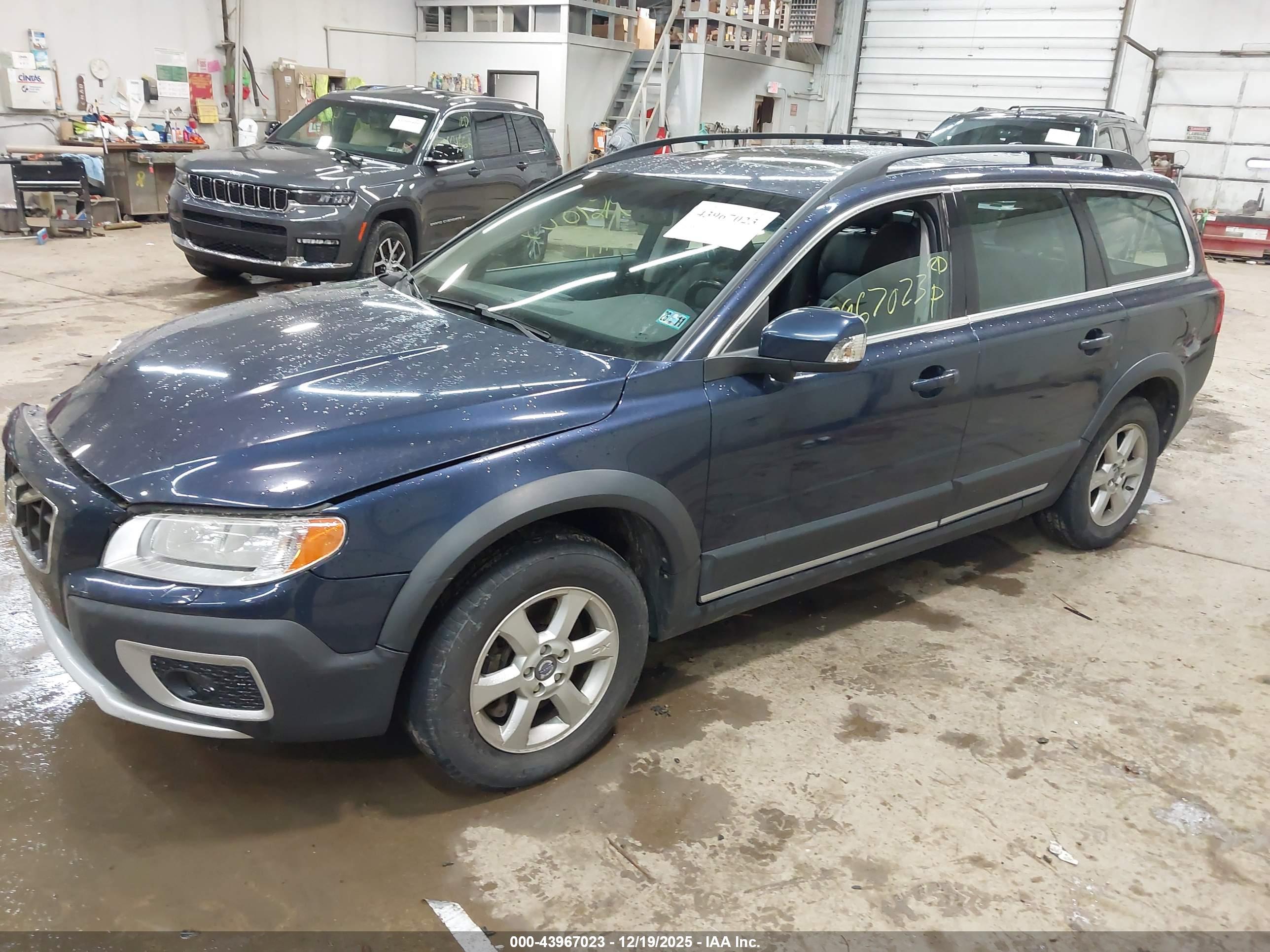 VOLVO XC70 image 2