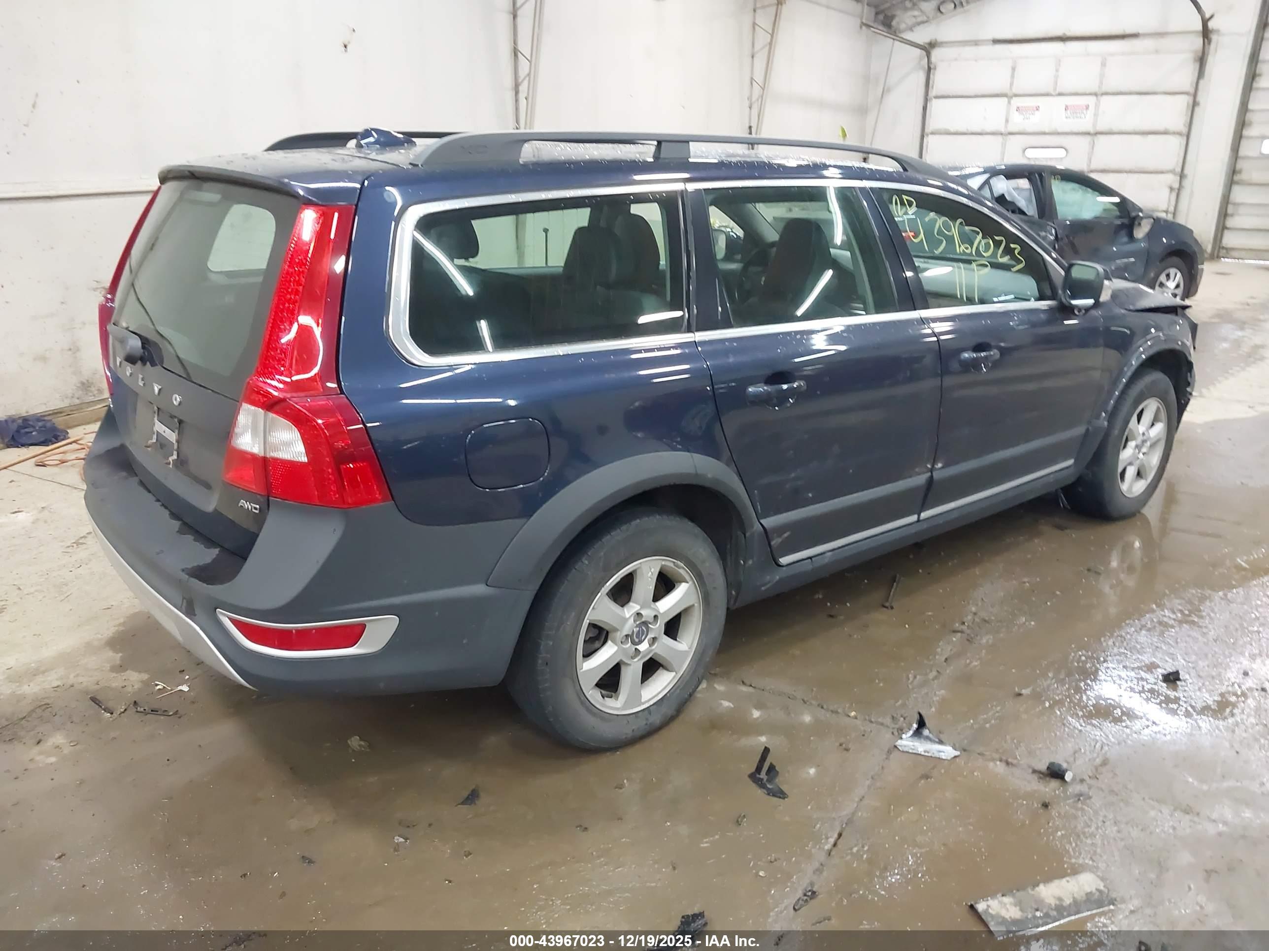 VOLVO XC70 image 4