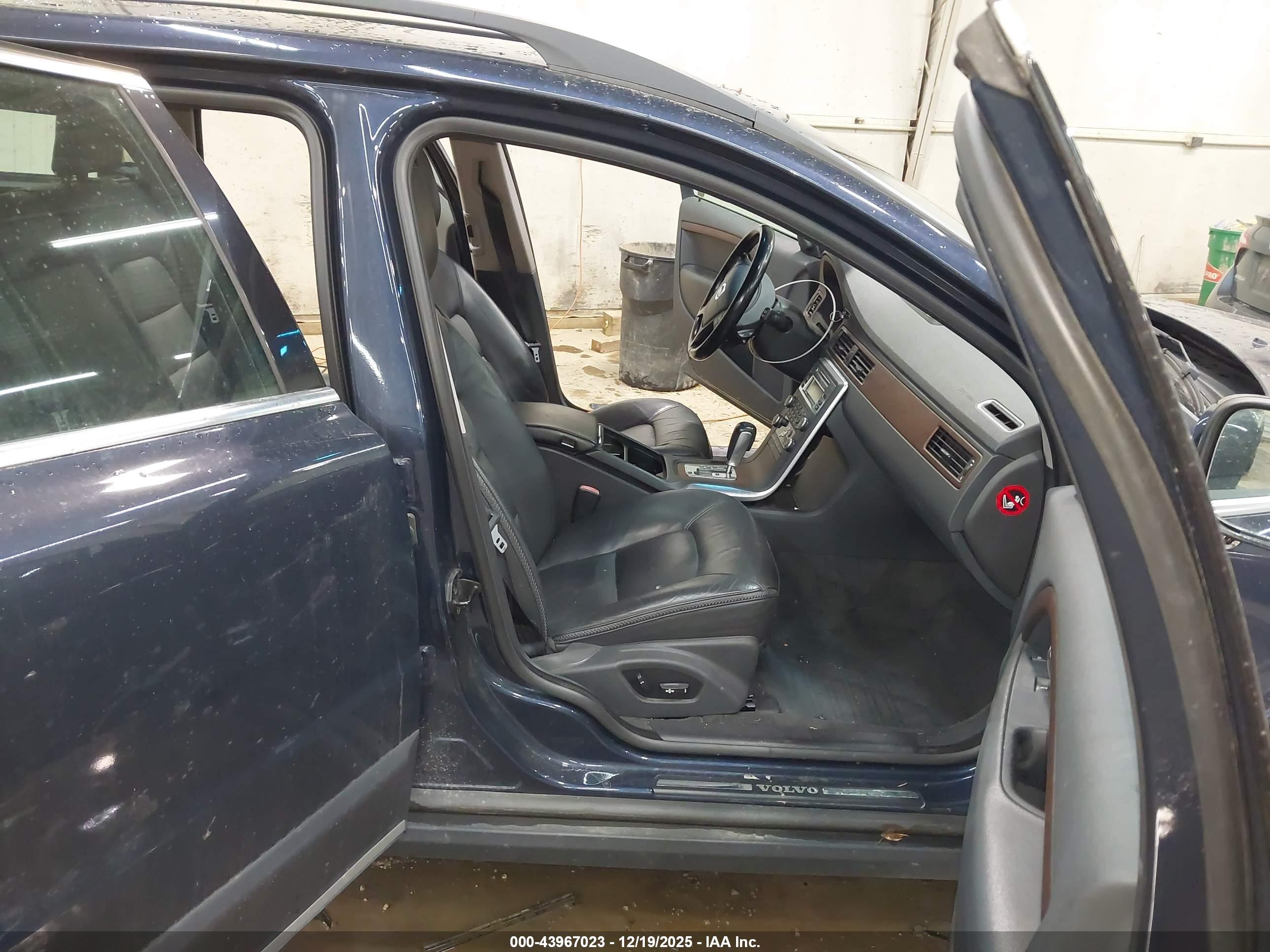 VOLVO XC70 image 5