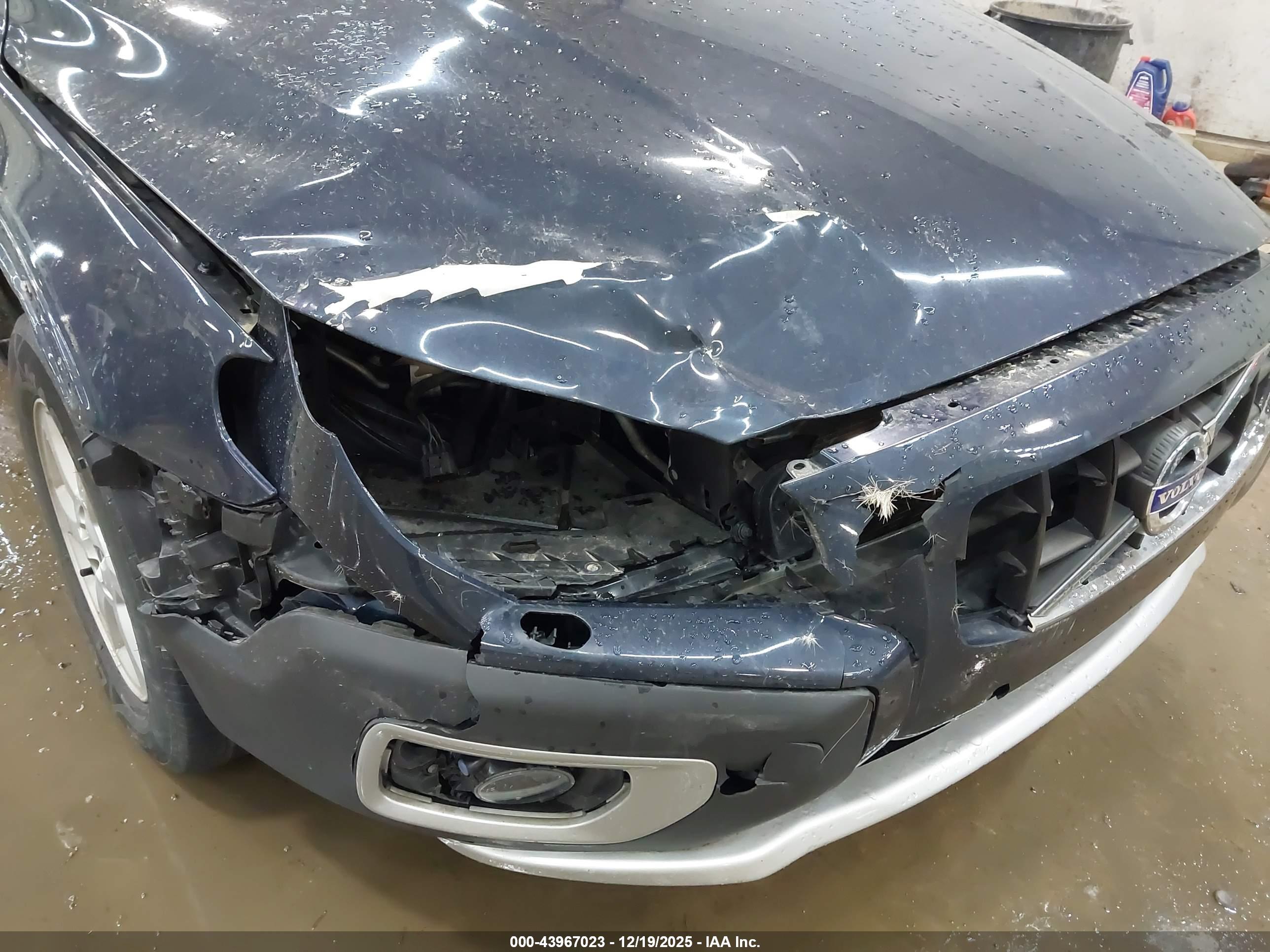 VOLVO XC70 image 6