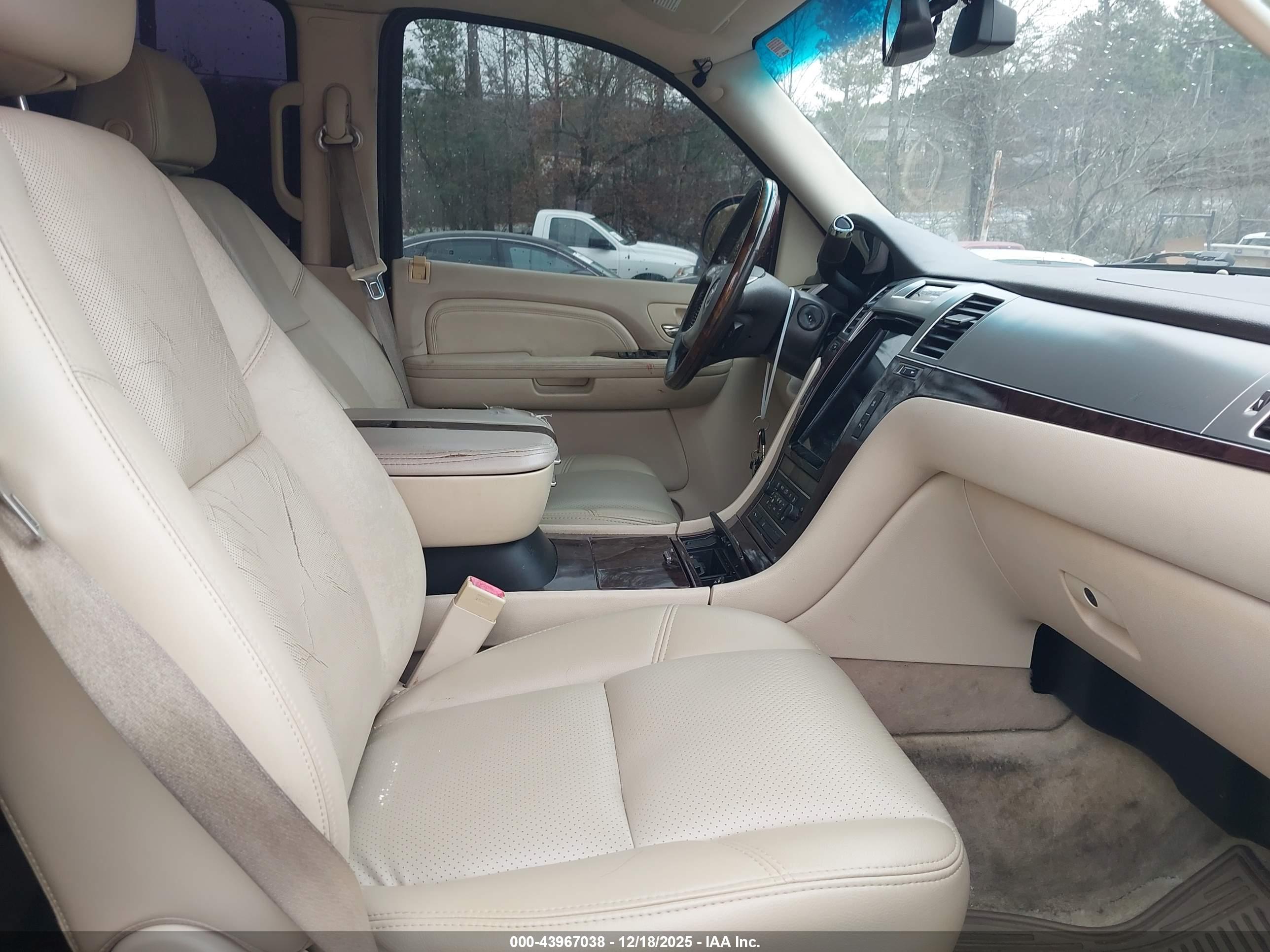 CADILLAC ESCALADE image 5