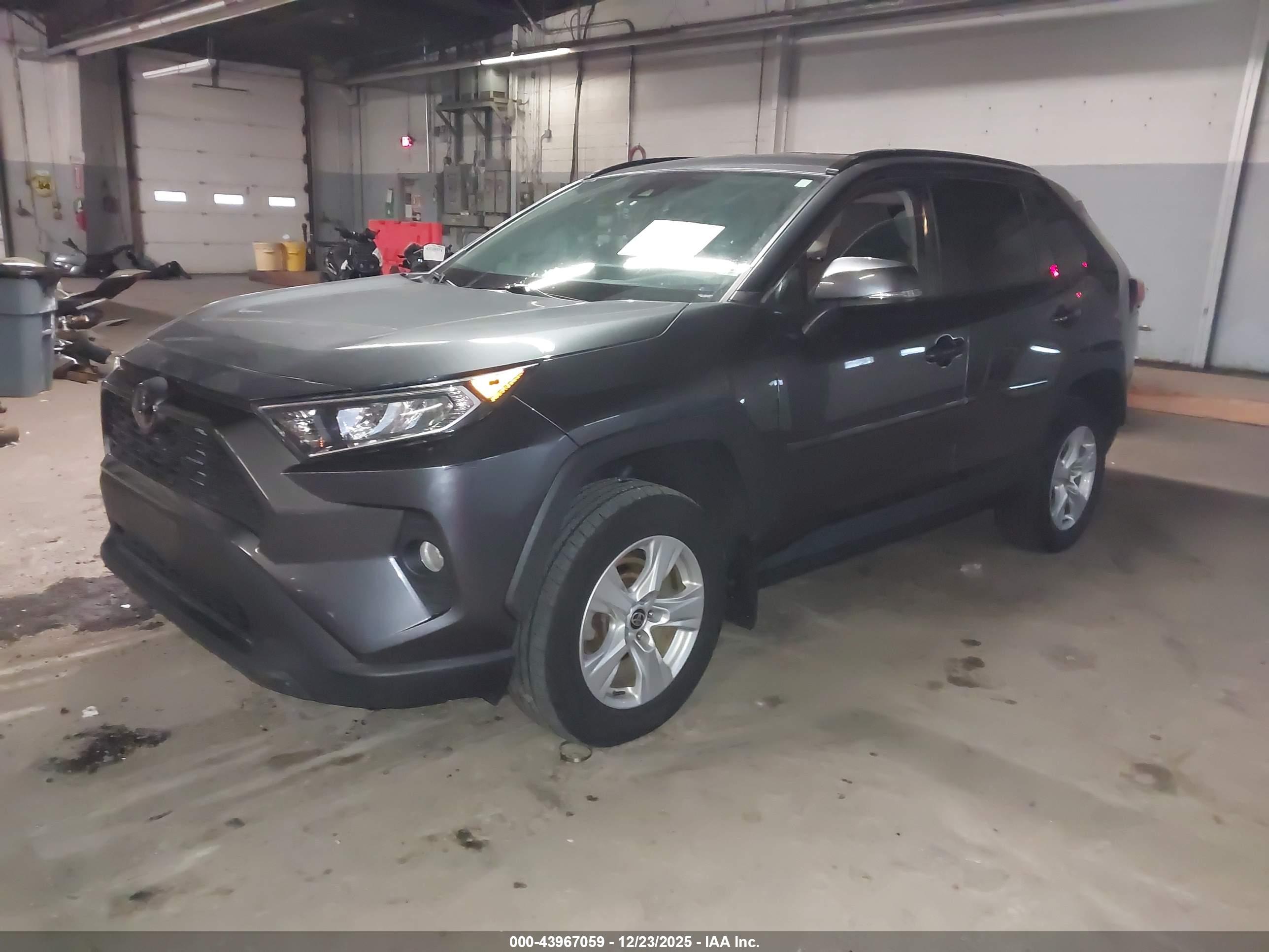 TOYOTA RAV4 image 2