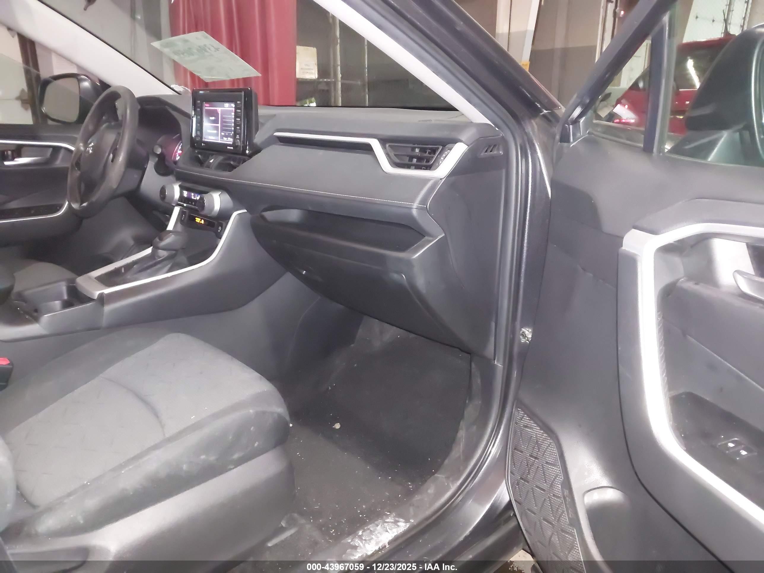 TOYOTA RAV4 image 5