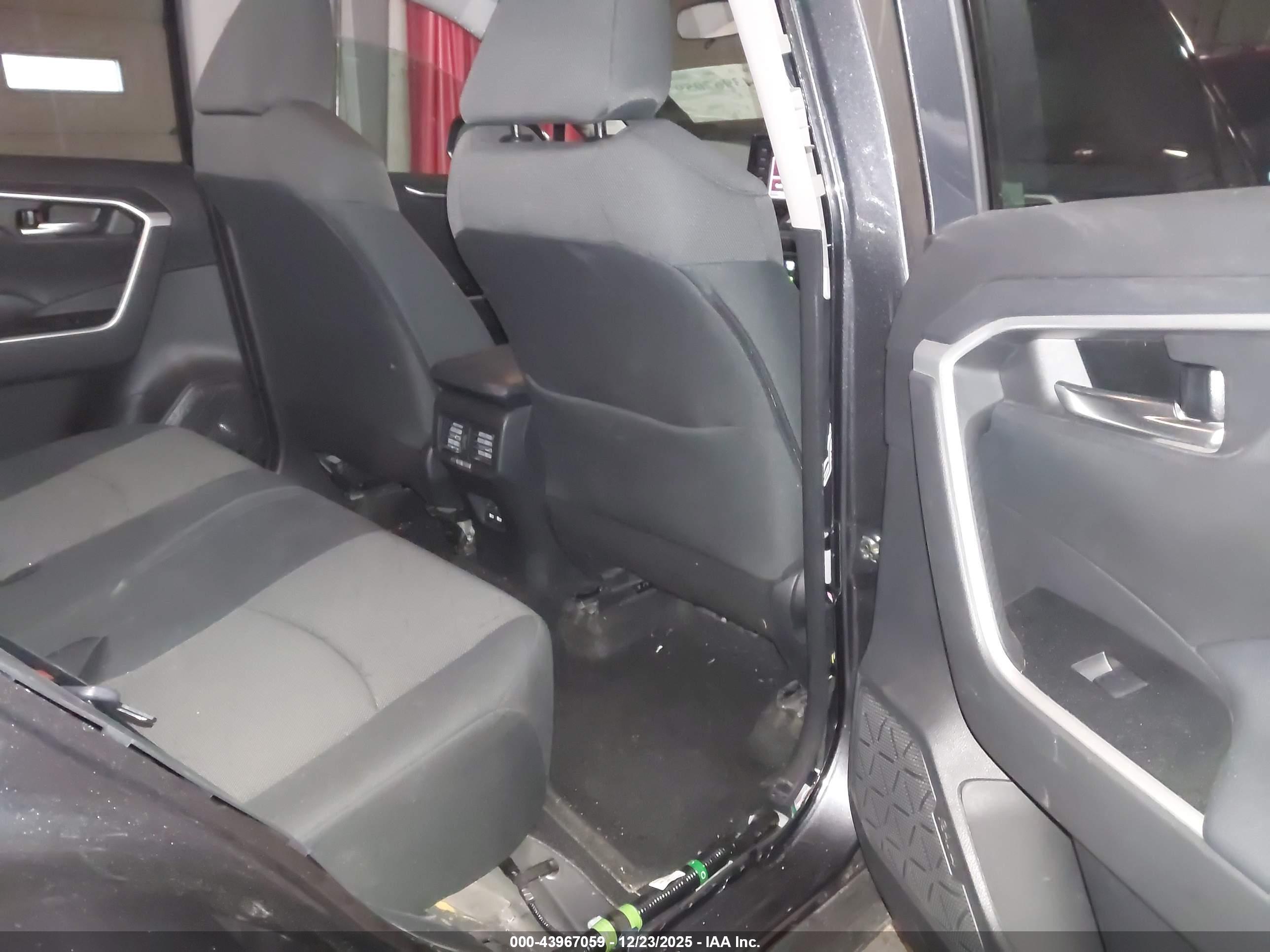 TOYOTA RAV4 image 8
