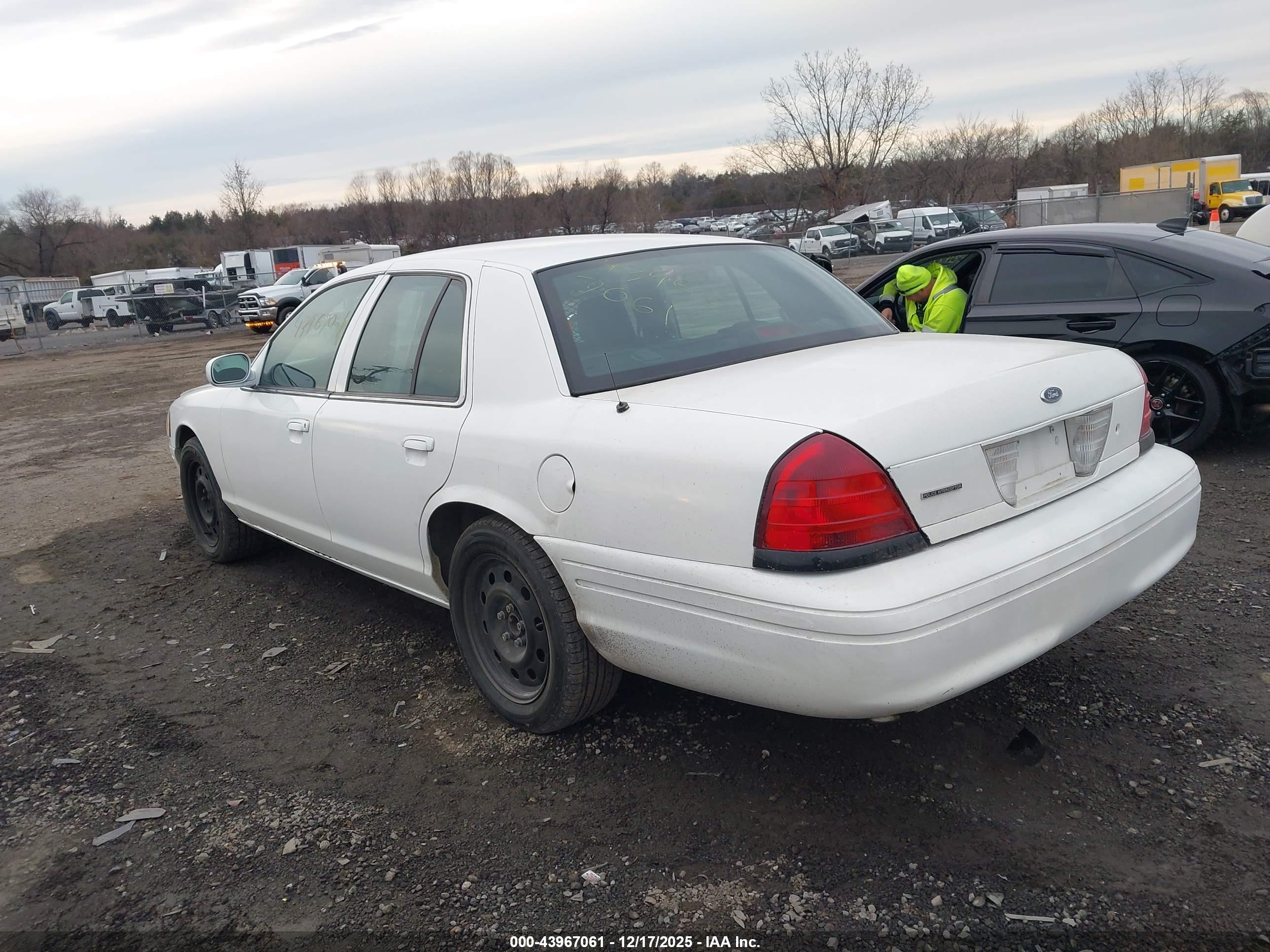 FORD CROWN image 3
