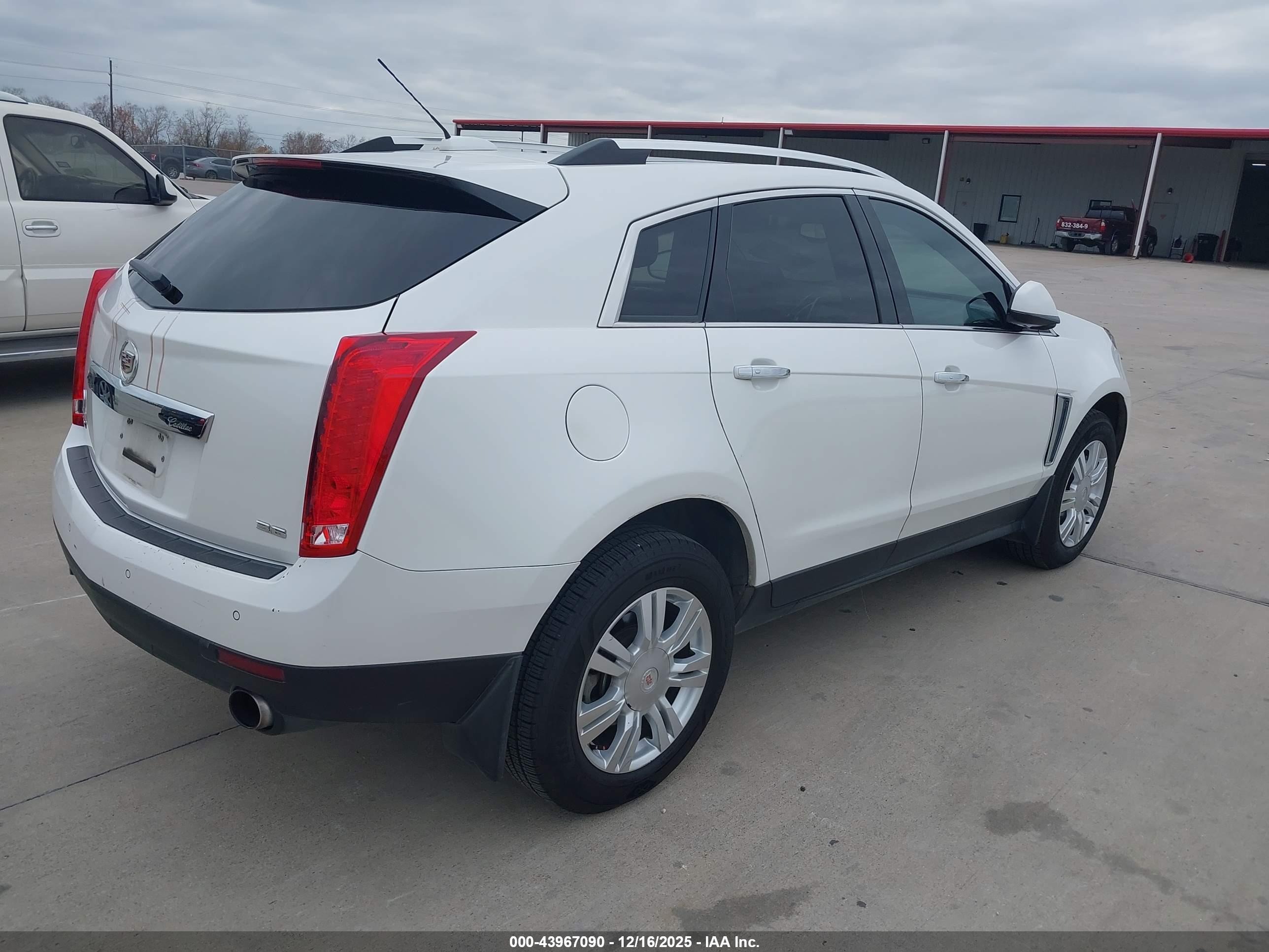 CADILLAC SRX image 4
