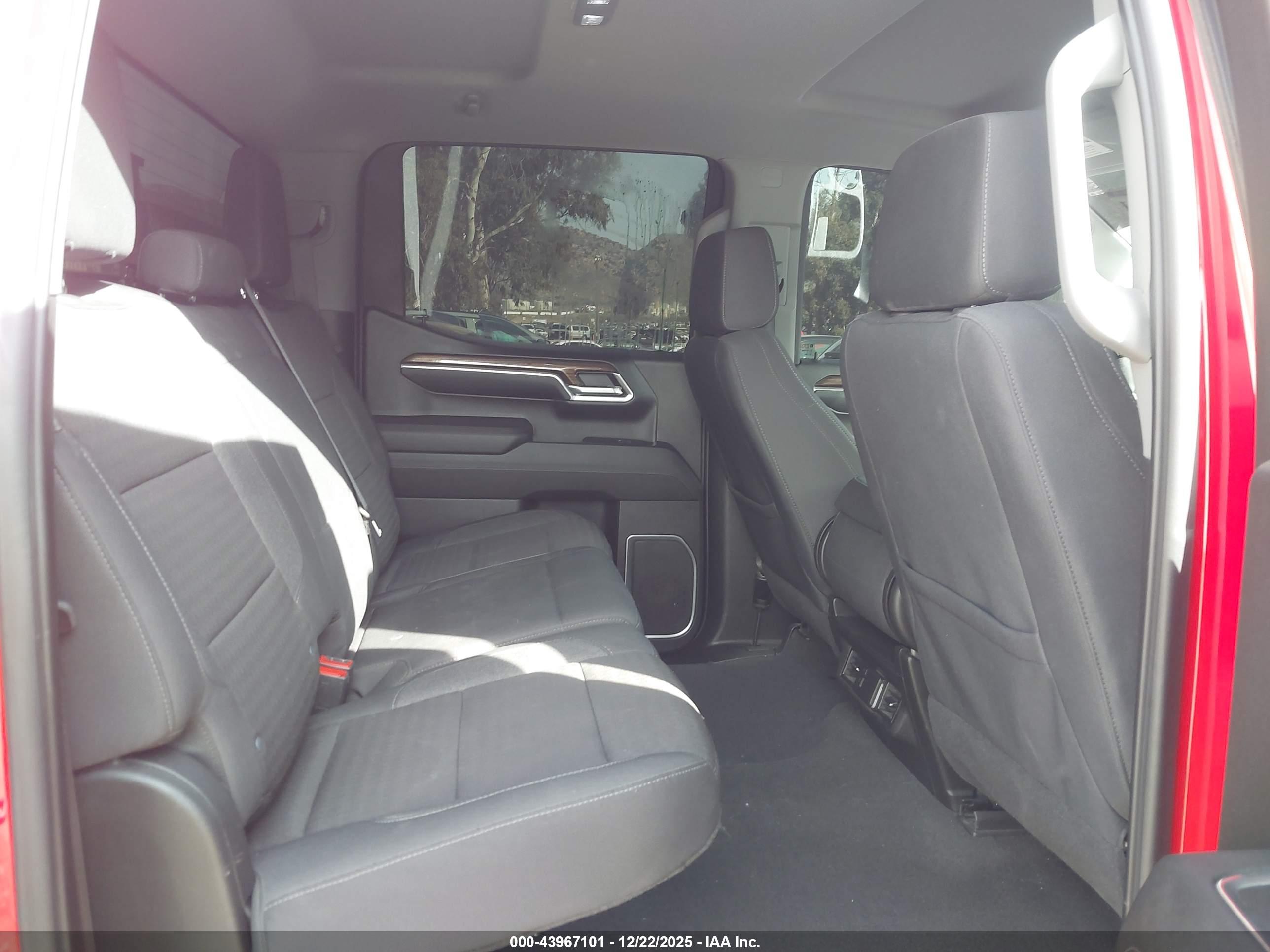 CHEVROLET SILVERADO image 8